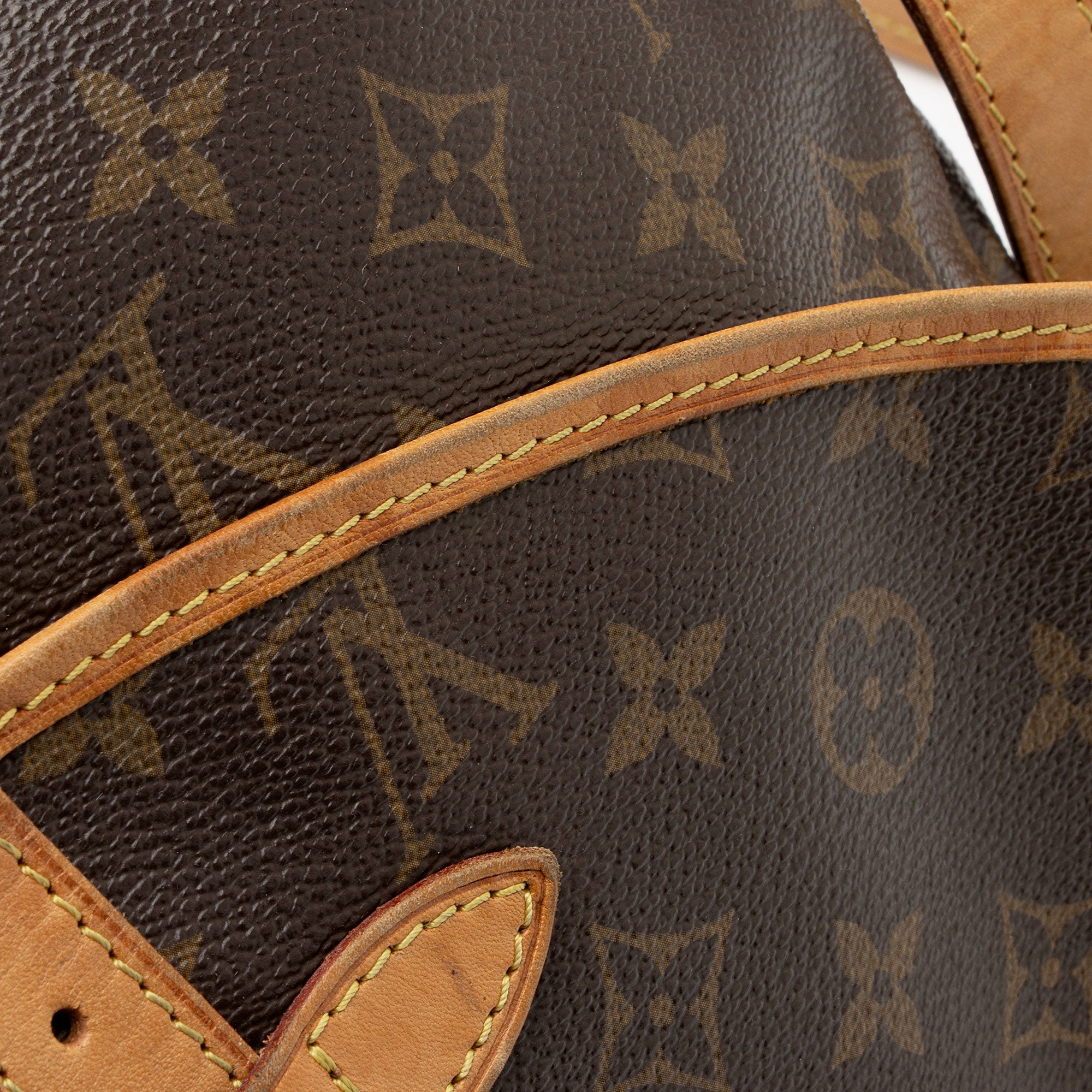 Louis Vuitton Monogram Canvas Saumur 30 Messenger Bag (SHF-Uyfdal)