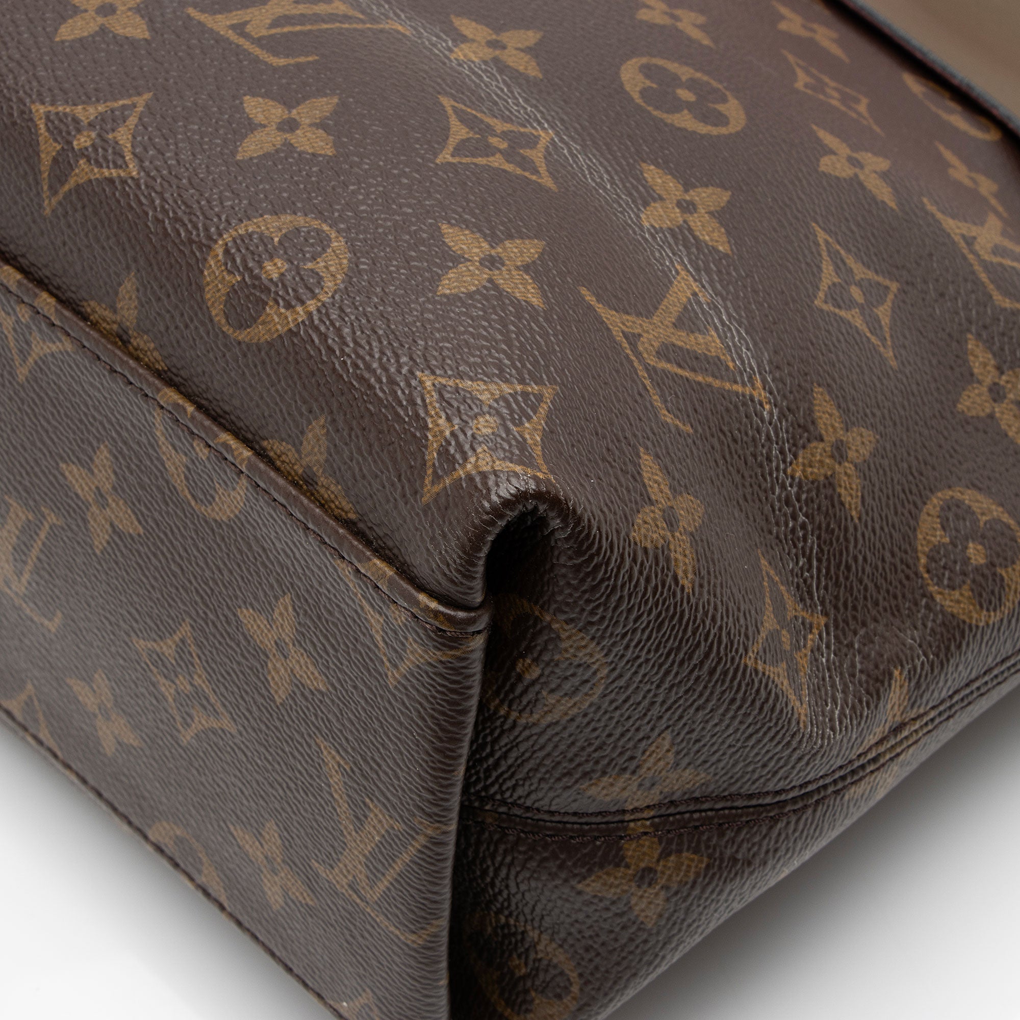Louis Vuitton Monogram Canvas Tuileries Besace Shoulder Bag (SHF-Z0qJF1)