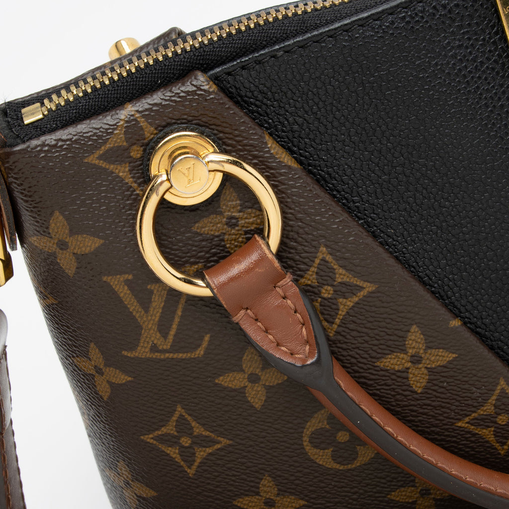 Louis Vuitton Monogram Canvas V Tote BB (SHF-Qq3jnD)