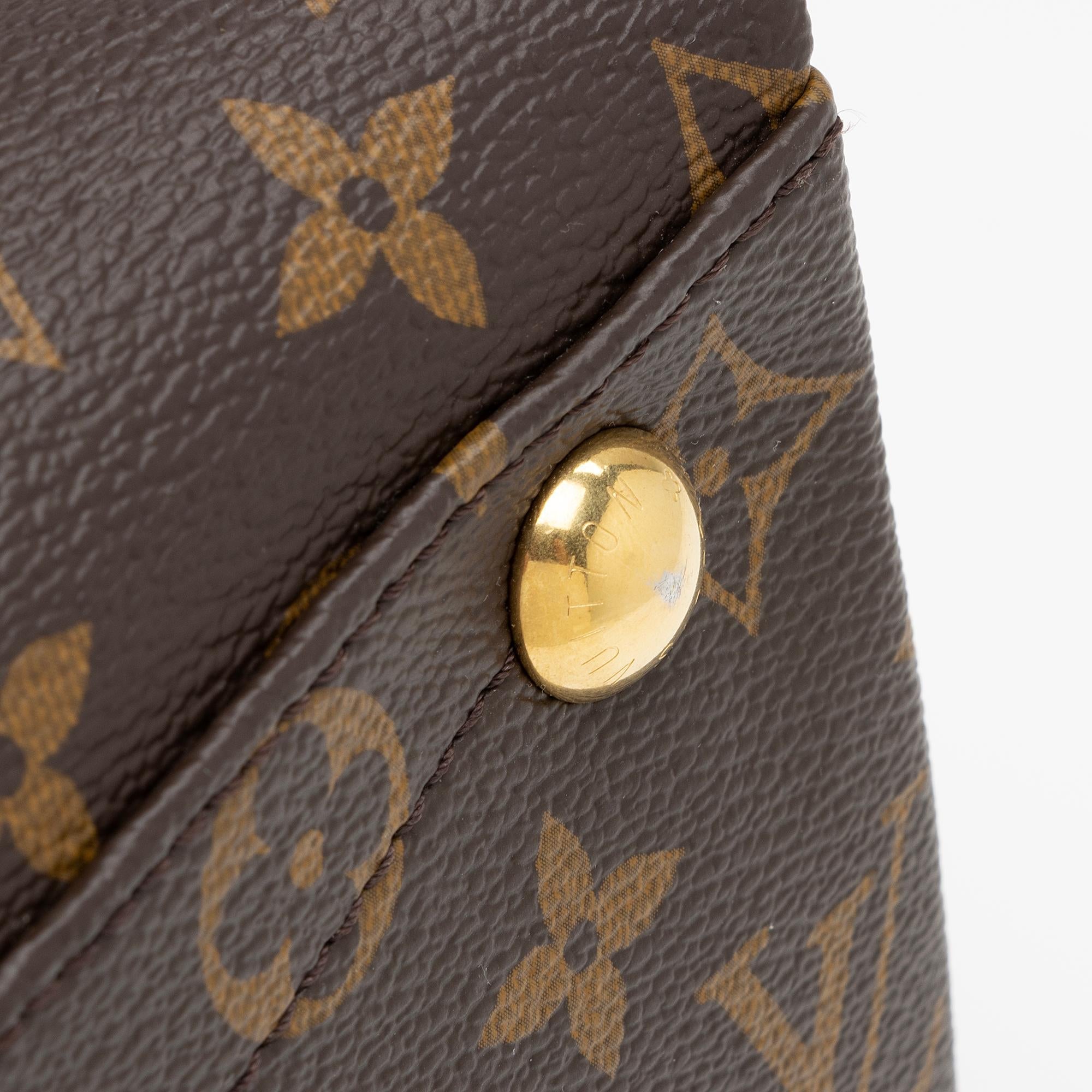 Louis Vuitton Monogram Canvas V Tote MM (SHF-xfJRm0)