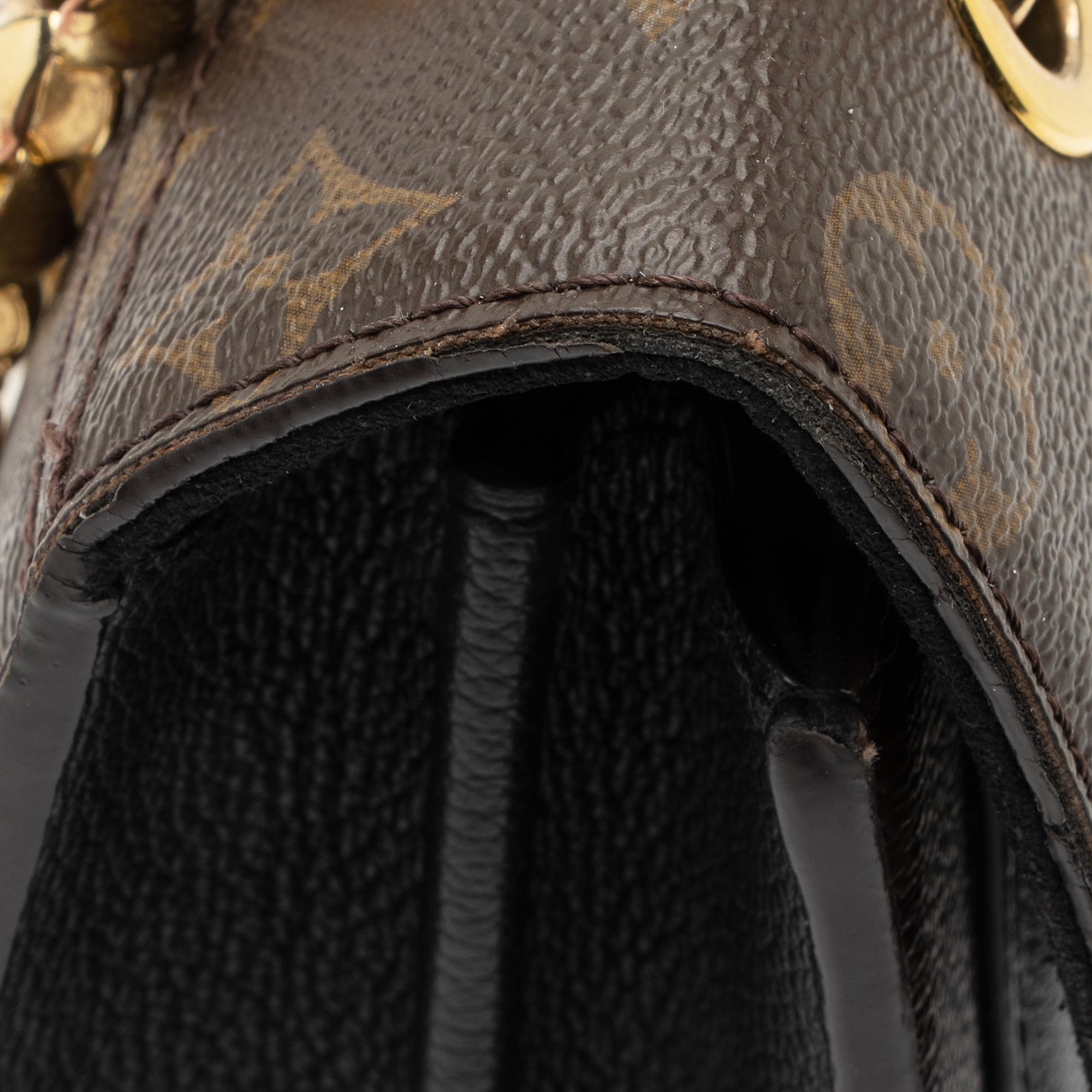 Louis Vuitton Monogram Canvas Victoire Chain Bag (SHF-DHg3ip)