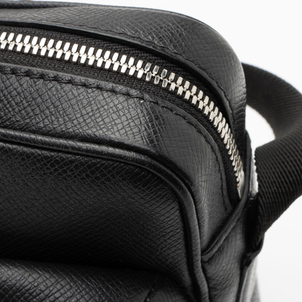 Louis Vuitton Monogram Eclipse Taiga Leather Outdoor Messenger Bag (SHF-u7xRKn)