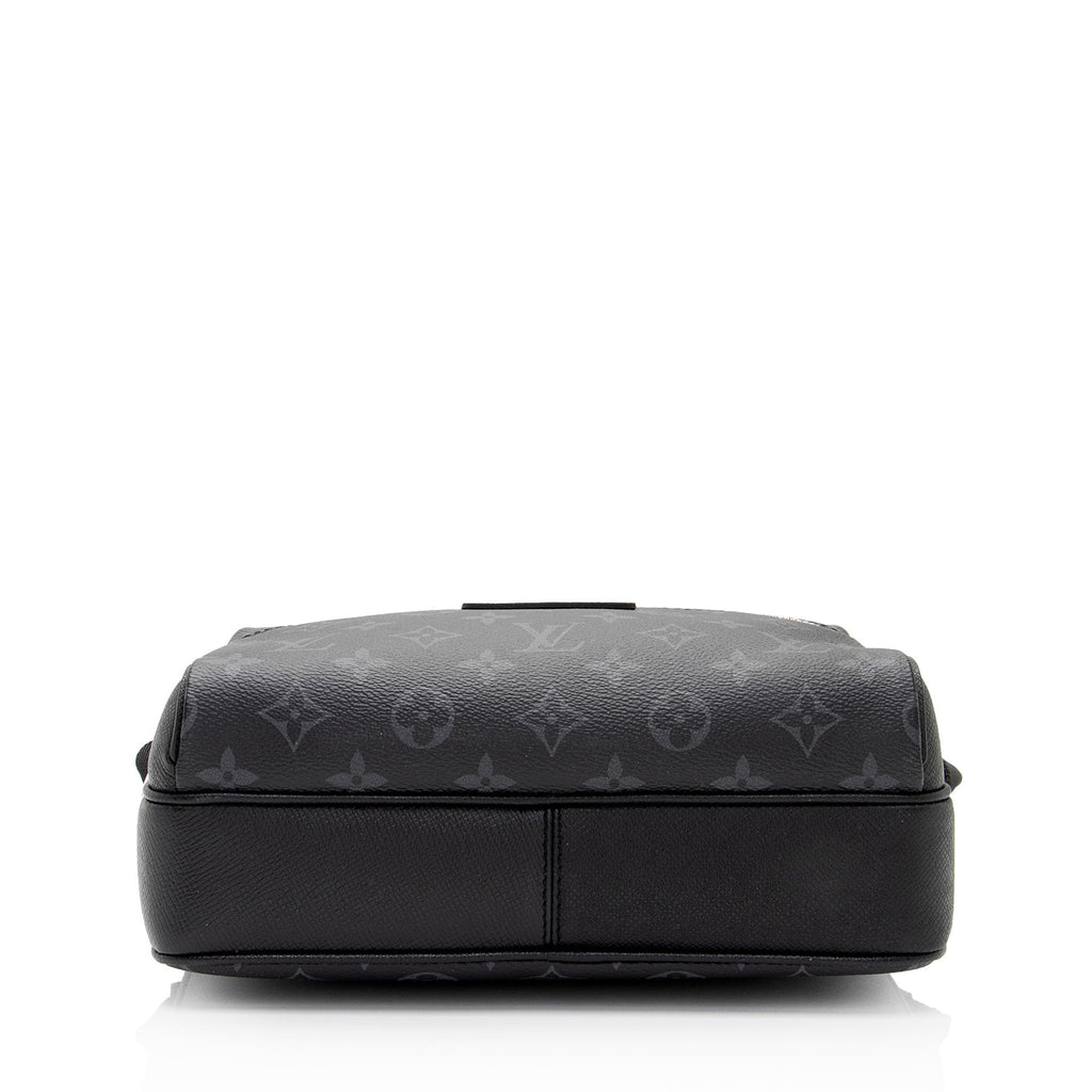 Louis Vuitton Monogram Eclipse Taiga Leather Outdoor Messenger Bag (SHF-UR0YAs)