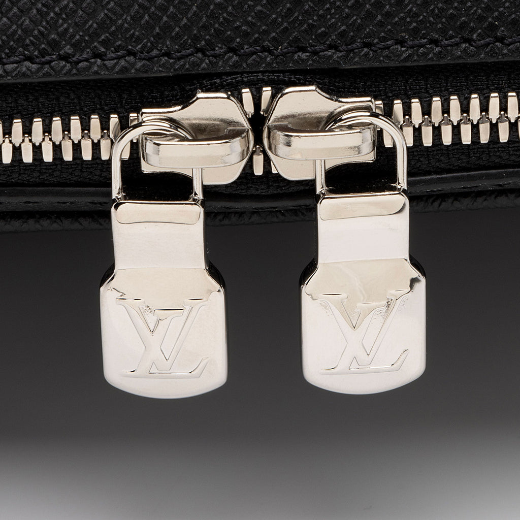 Louis Vuitton Monogram Eclipse Taiga Leather Outdoor Messenger Bag (SHF-UR0YAs)
