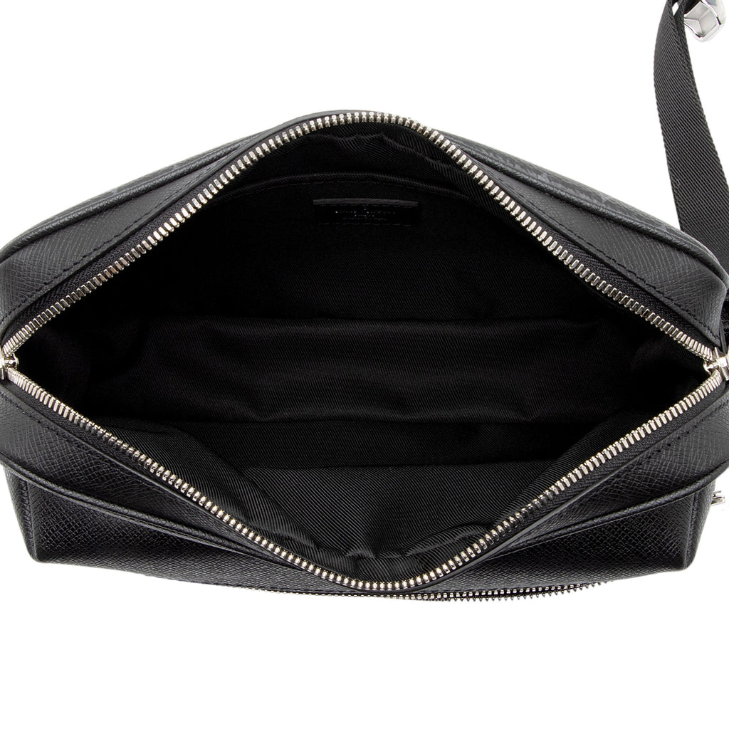 Louis Vuitton Monogram Eclipse Taiga Leather Outdoor Messenger Bag (SHF-UR0YAs)