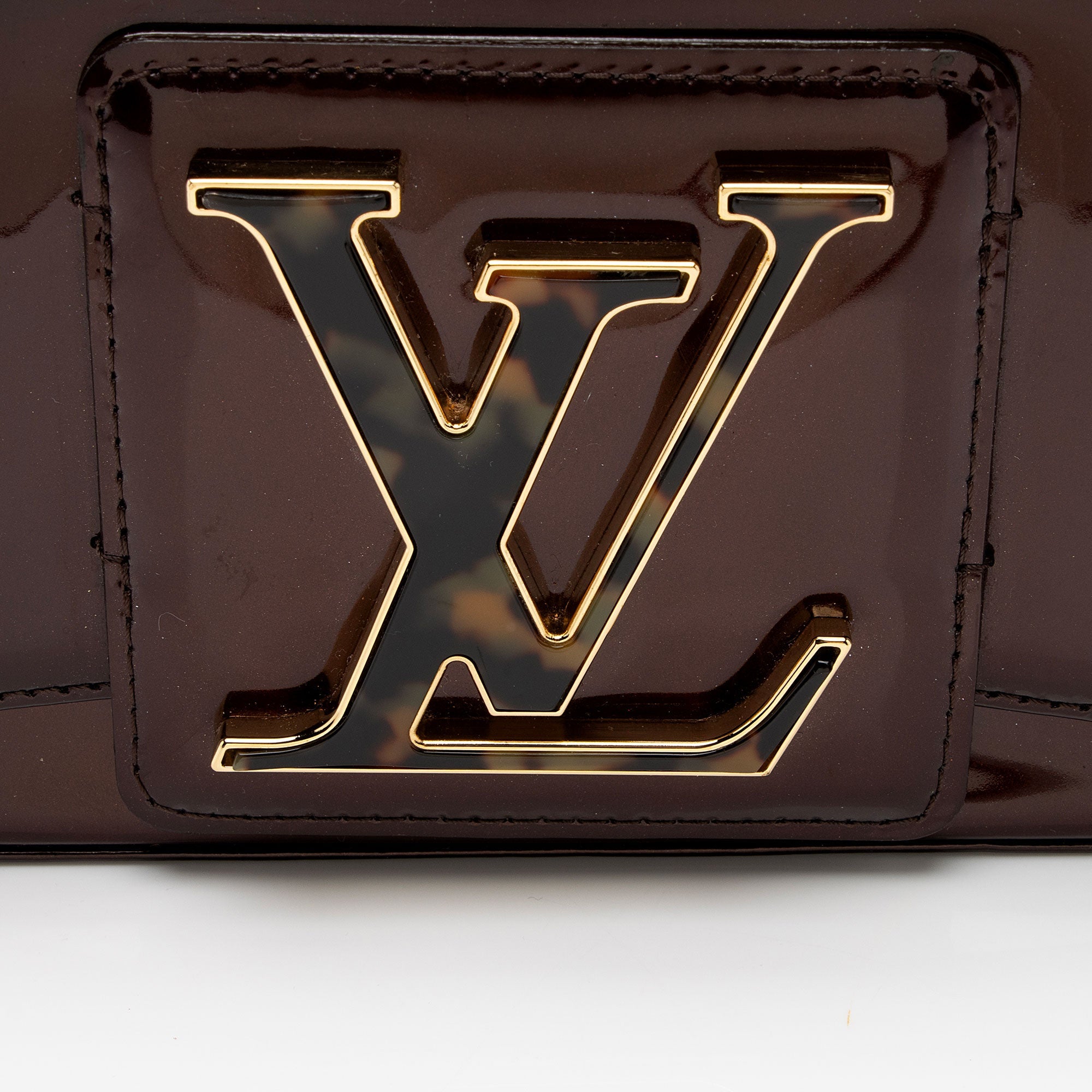 Louis Vuitton Patent Leather Sobe Clutch (SHF-O0hDXi)