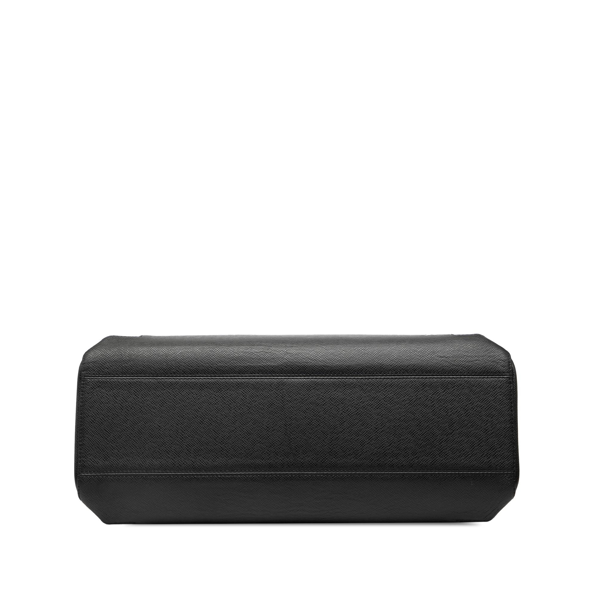 Louis Vuitton Taiga Kasbek GM