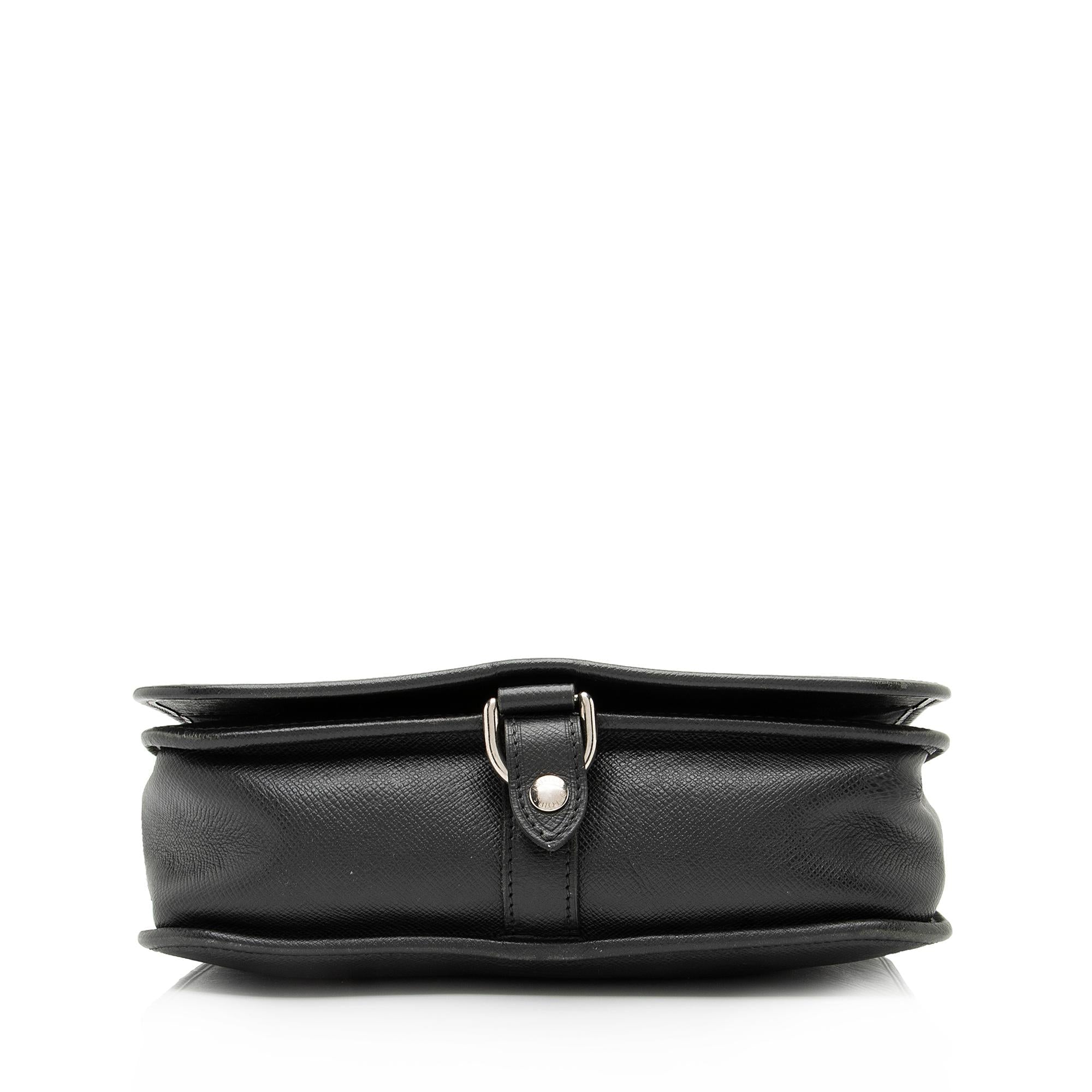 Louis Vuitton Taiga Leather Andrei Messenger Bag (SHF-23822)