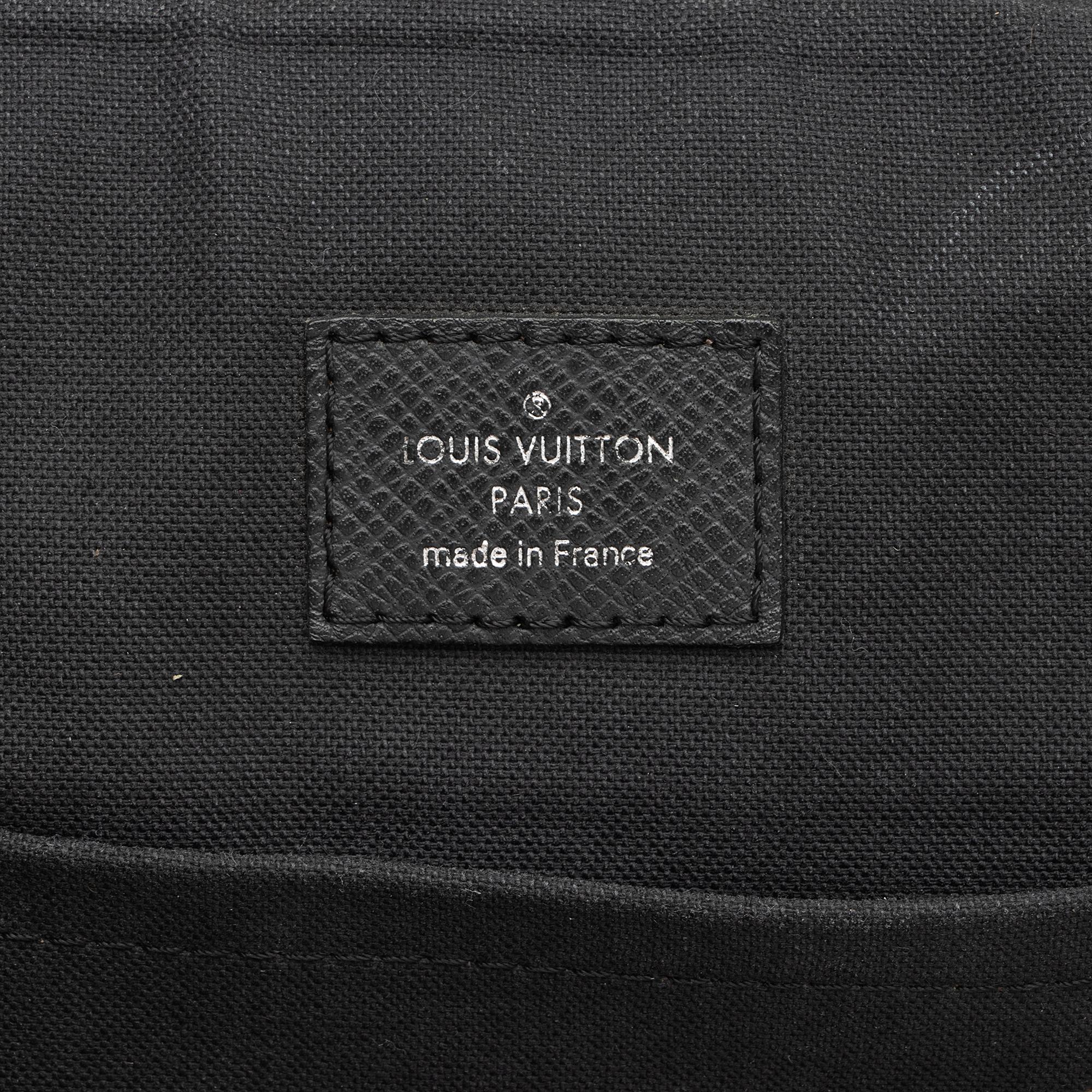 Louis Vuitton Taiga Leather Andrei Messenger Bag (SHF-23822)