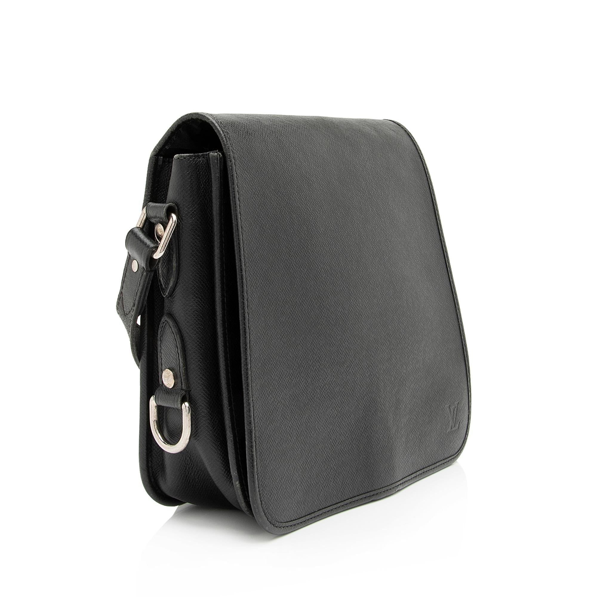 Louis Vuitton Taiga Leather Andrei Messenger Bag (SHF-23822)