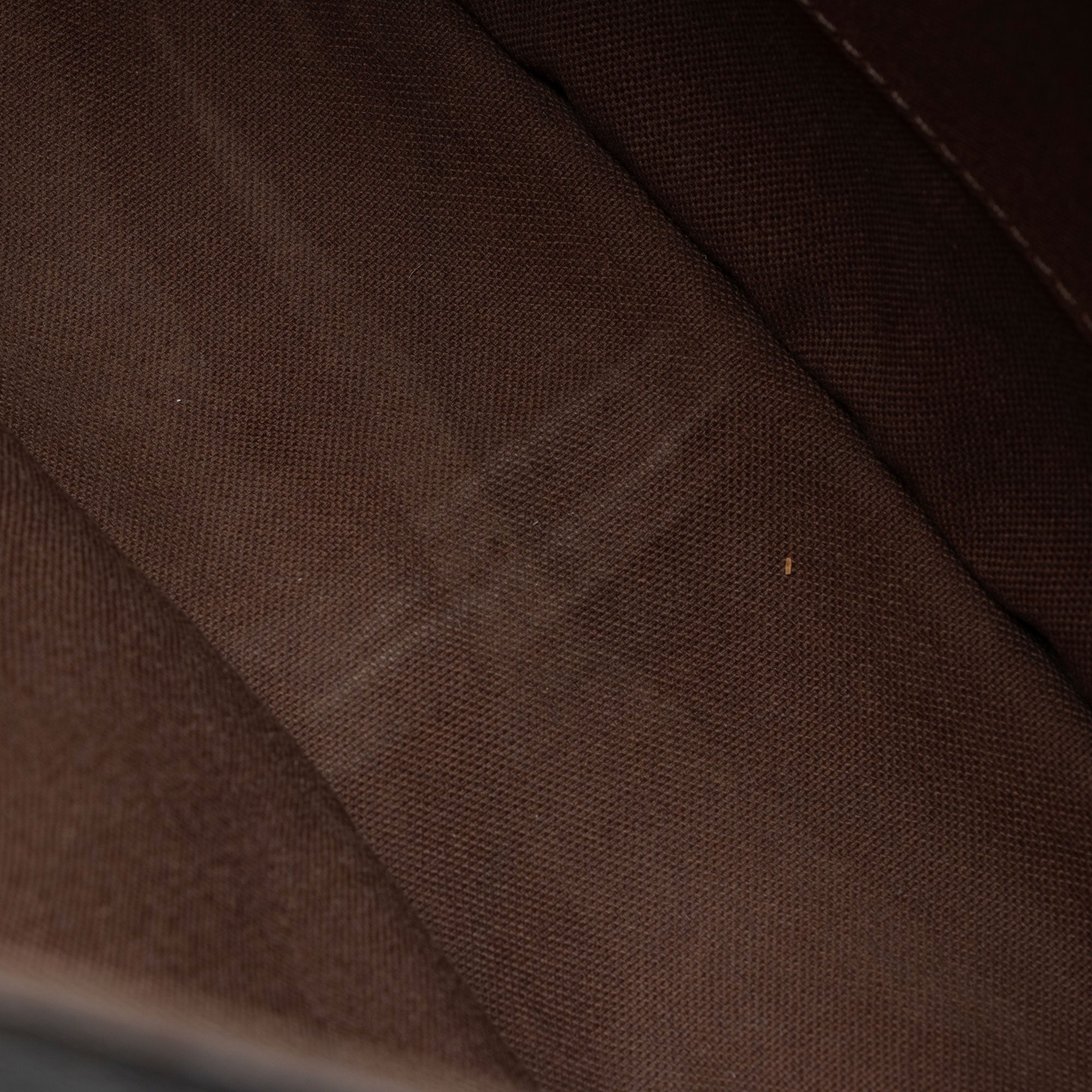 Louis Vuitton Taiga Leather Andrei Messenger (SHF-IYHH6n)