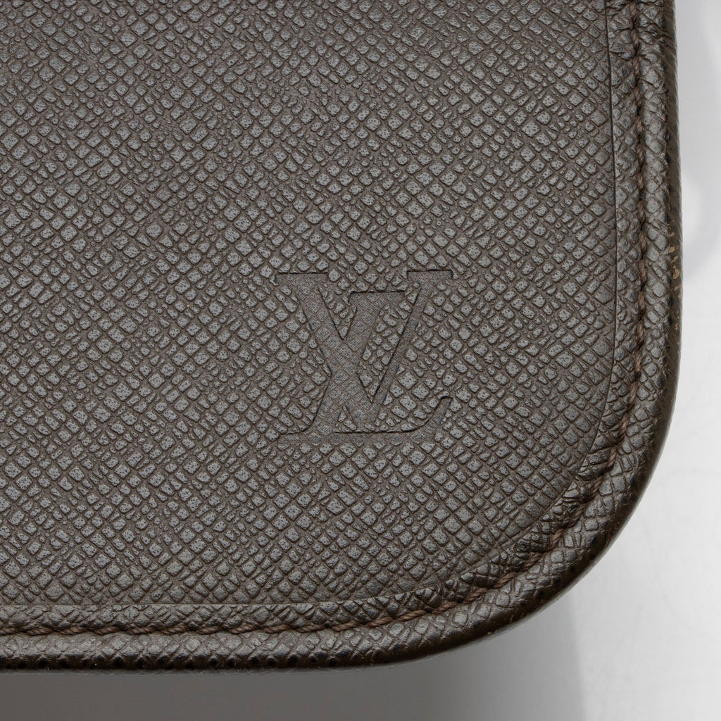 Louis Vuitton Taiga Leather Andrei Messenger (SHF-IYHH6n)