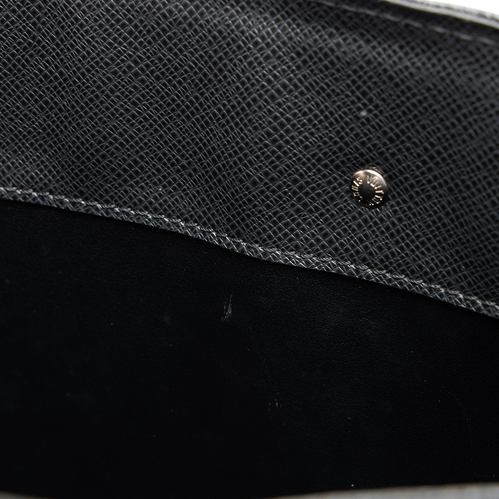 Louis Vuitton Taiga Leather Lozan Briefcase (SHF-9OeHvp)