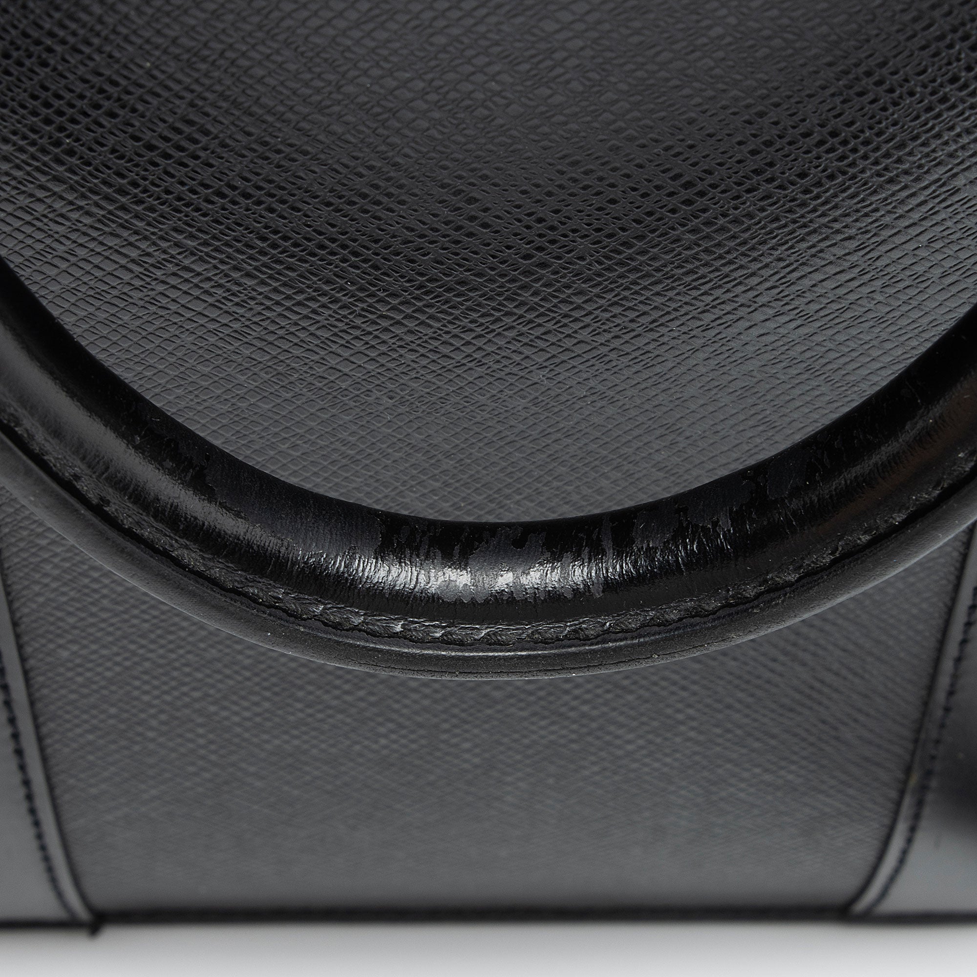 Louis Vuitton Taiga Leather Lozan Briefcase (SHF-9OeHvp)