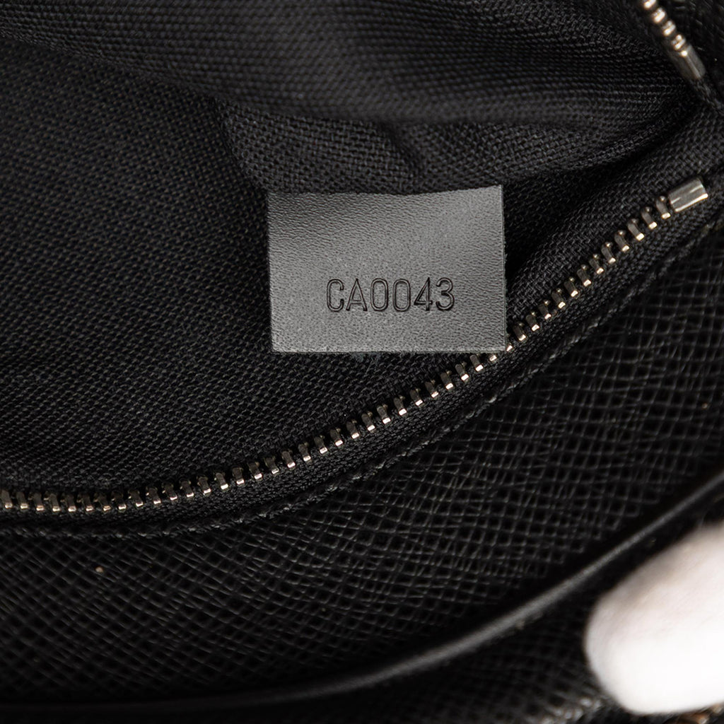 Louis Vuitton Taiga Pochette Kaluga