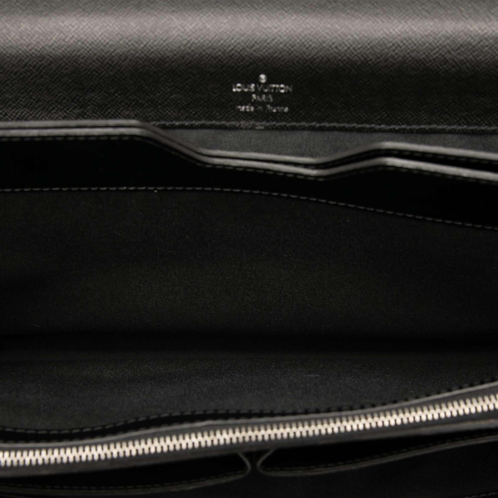 Louis Vuitton Taiga Robusto 1