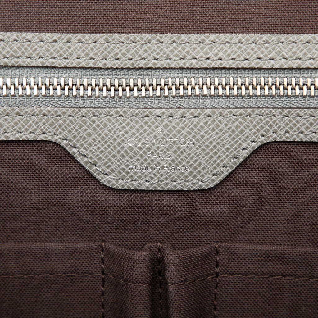 Louis Vuitton Taiga Vassili GM