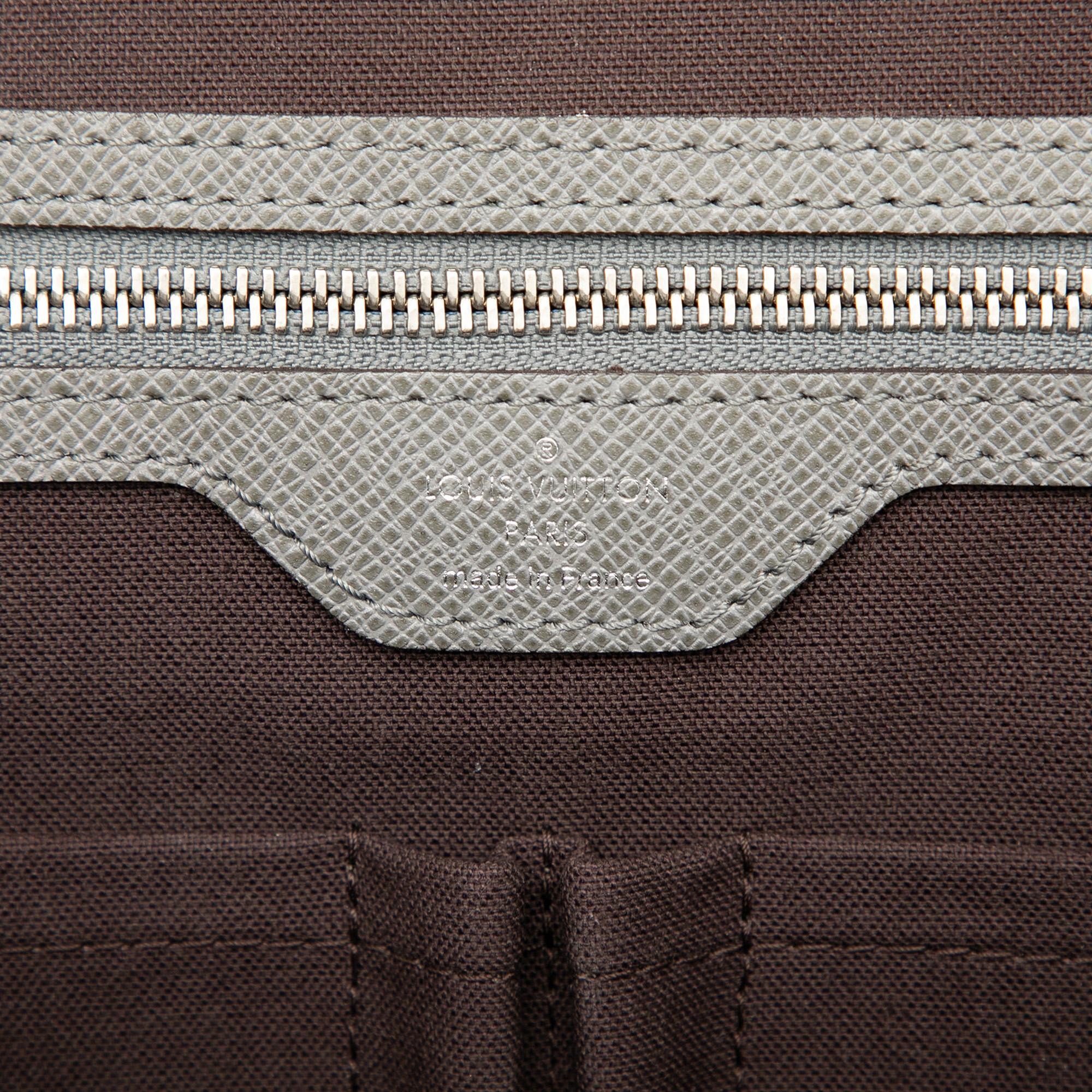 Louis Vuitton Taiga Vassili GM