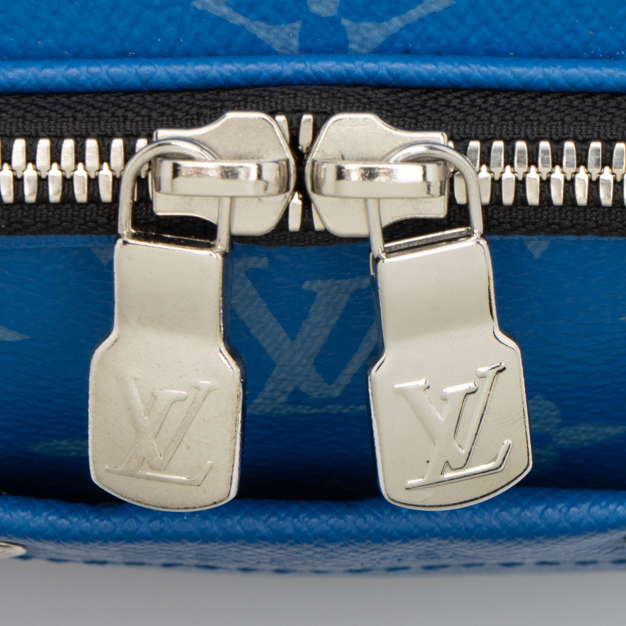 Louis Vuitton Taigarama Leather Alpha Messenger (SHF-TACnOz)
