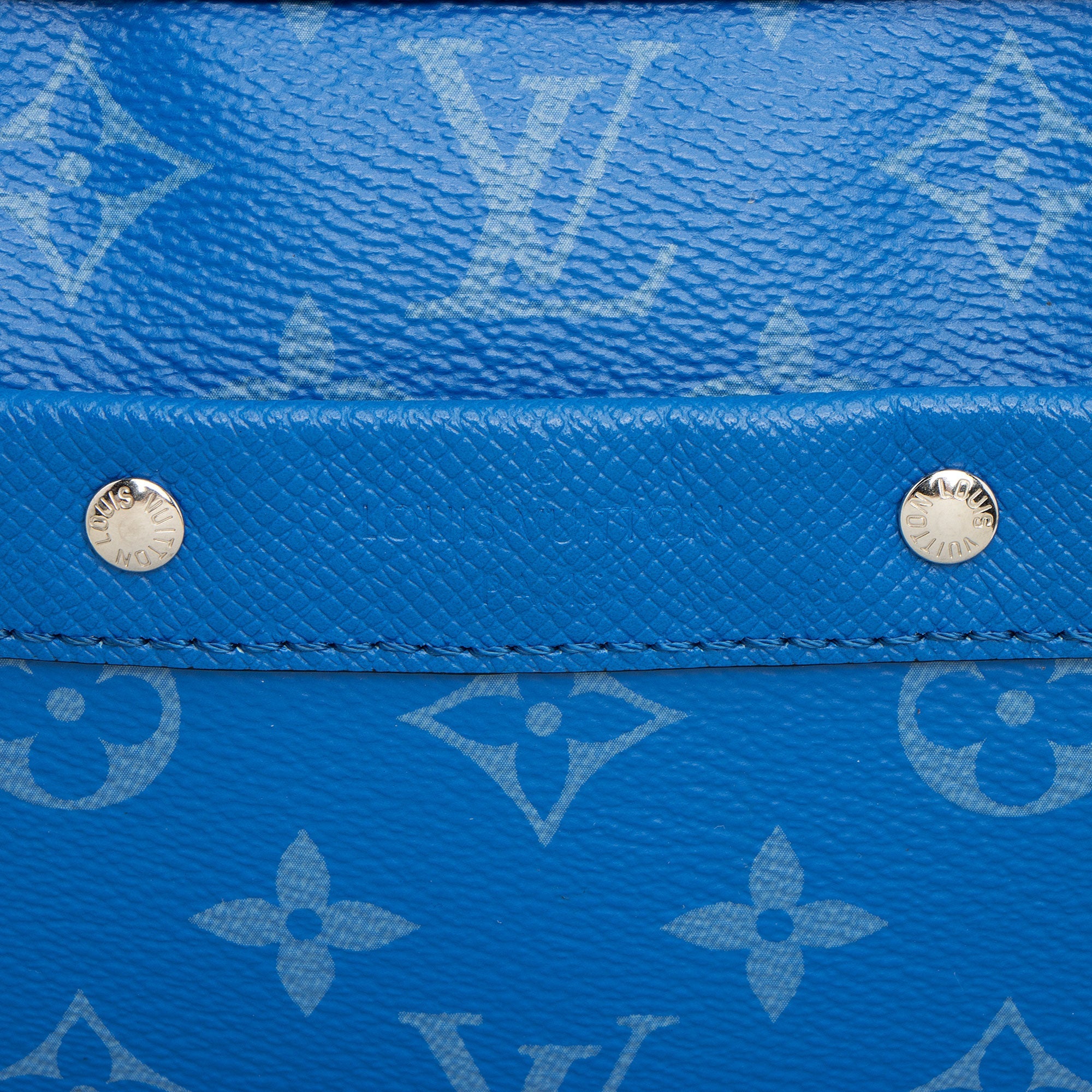 Louis Vuitton Taigarama Leather Alpha Messenger (SHF-TACnOz)