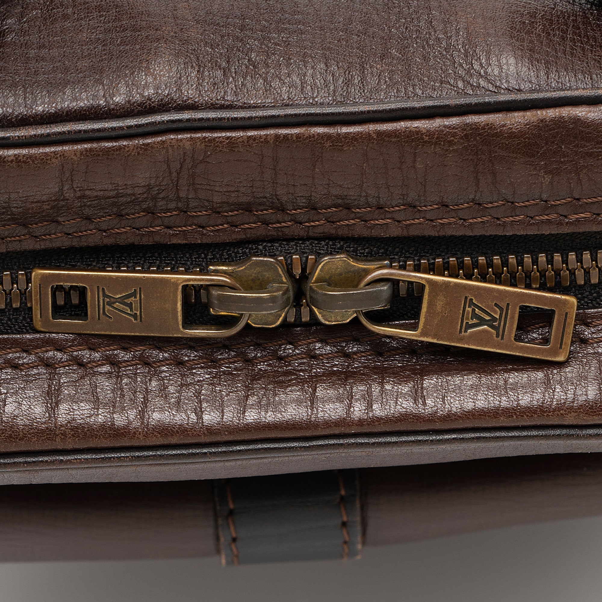 Louis Vuitton Utah Leather Iroquois Small Messenger Bag (SHF-da66x9)