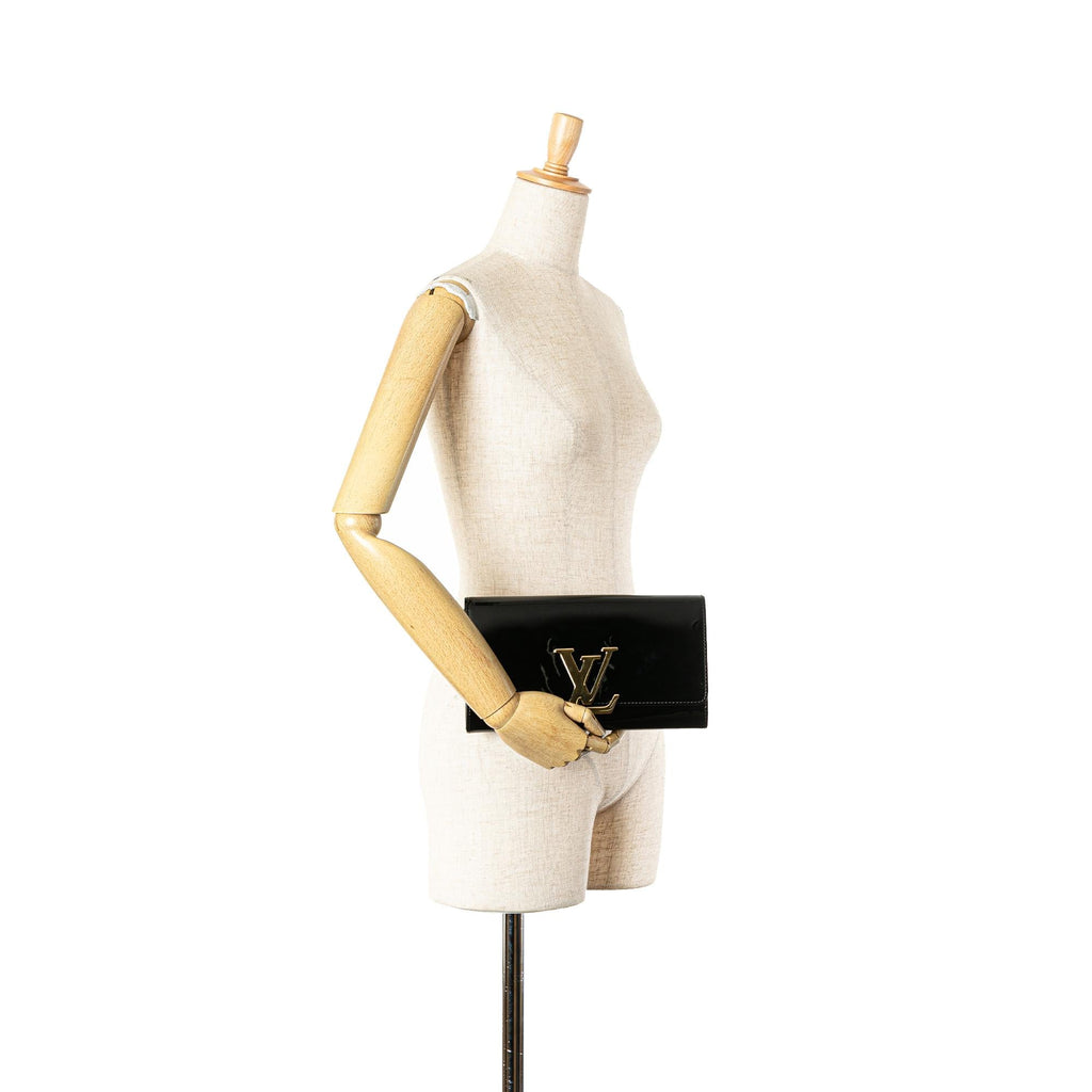 Louis Vuitton Vernis Louise East West Clutch (SHG-HaRu4Q)