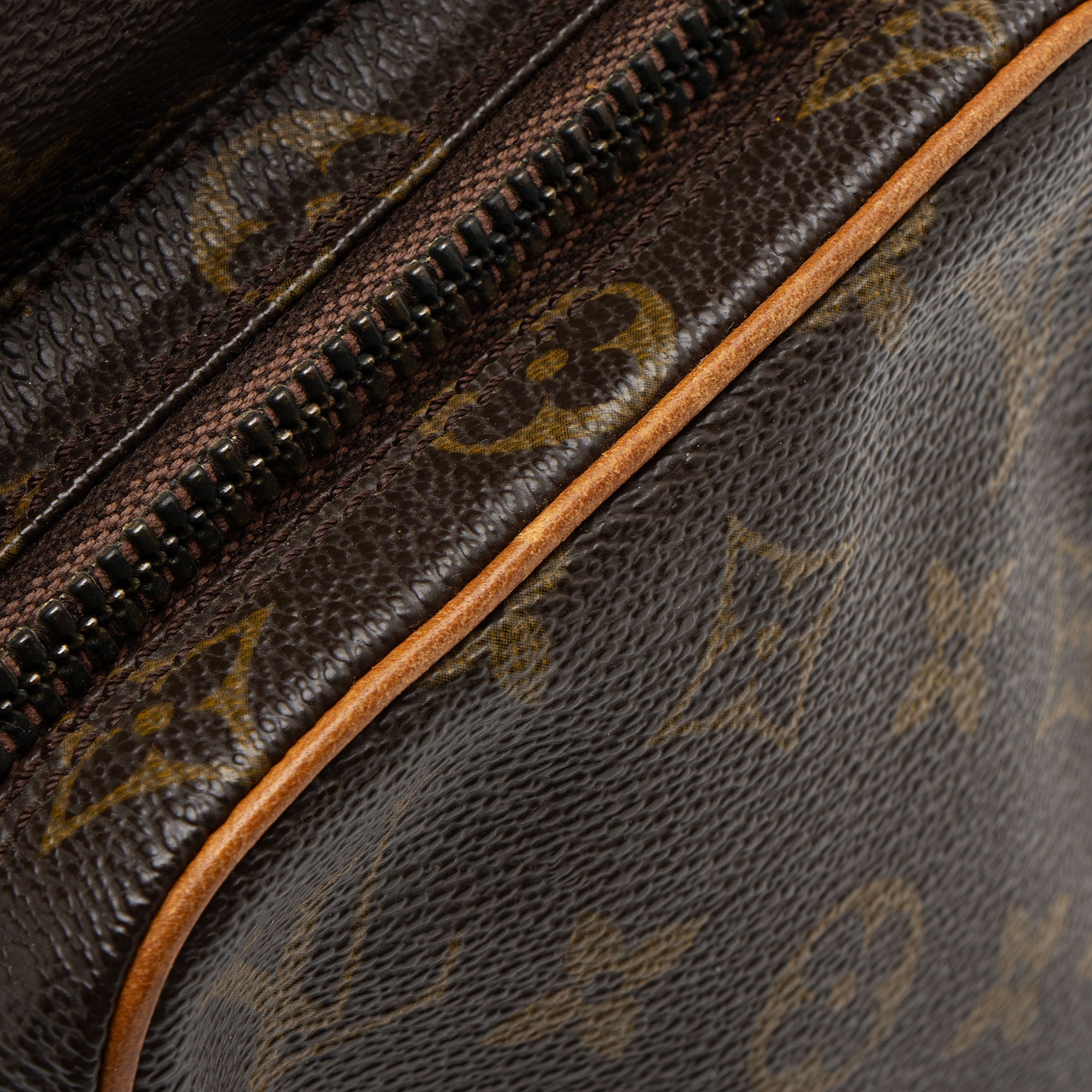 Louis Vuitton Vintage Monogram Canvas Amazone Mini Messenger (SHF-DKKsP5)