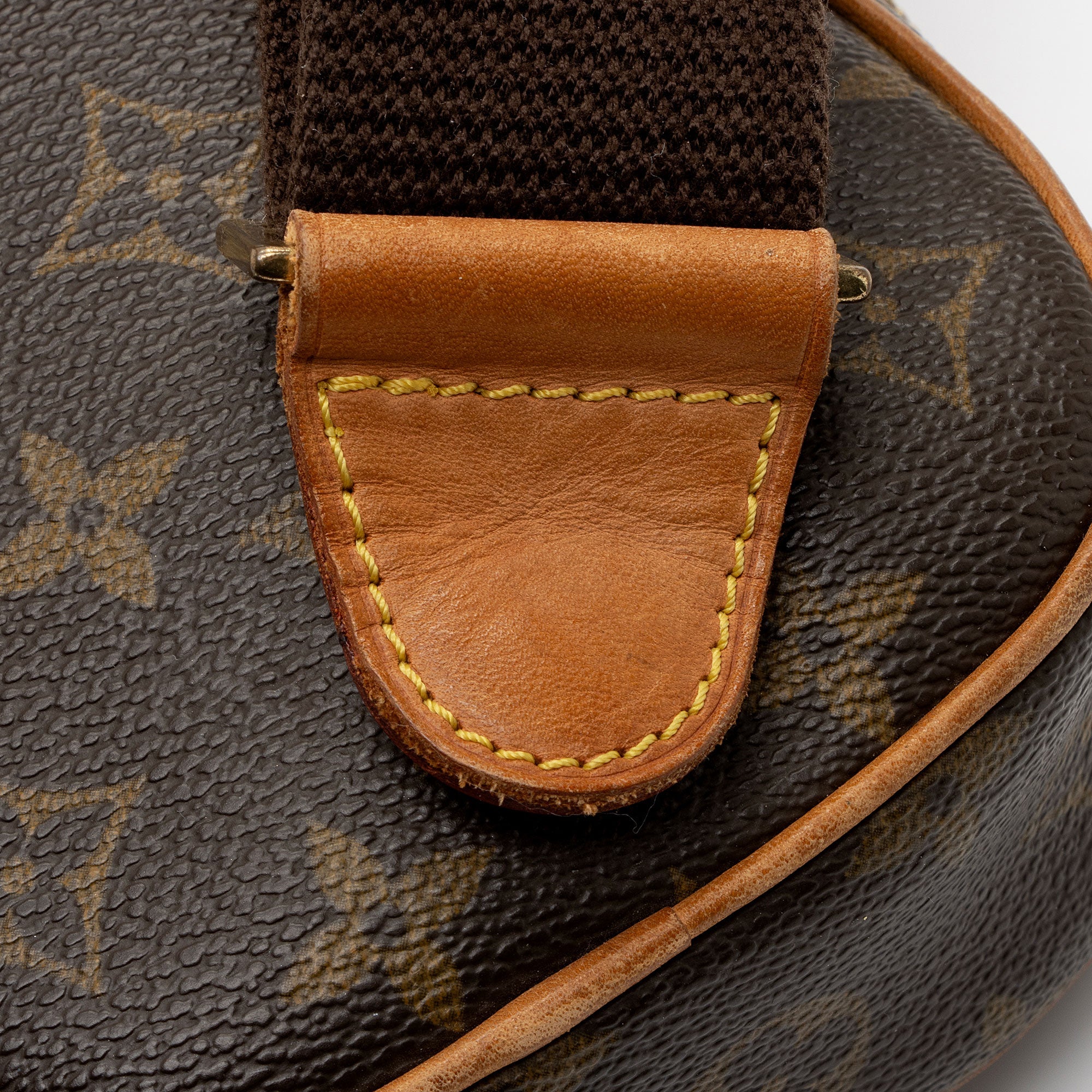 Louis Vuitton Vintage Monogram Canvas Pochette Gange Sling Bag (SHF-BjNVCp)
