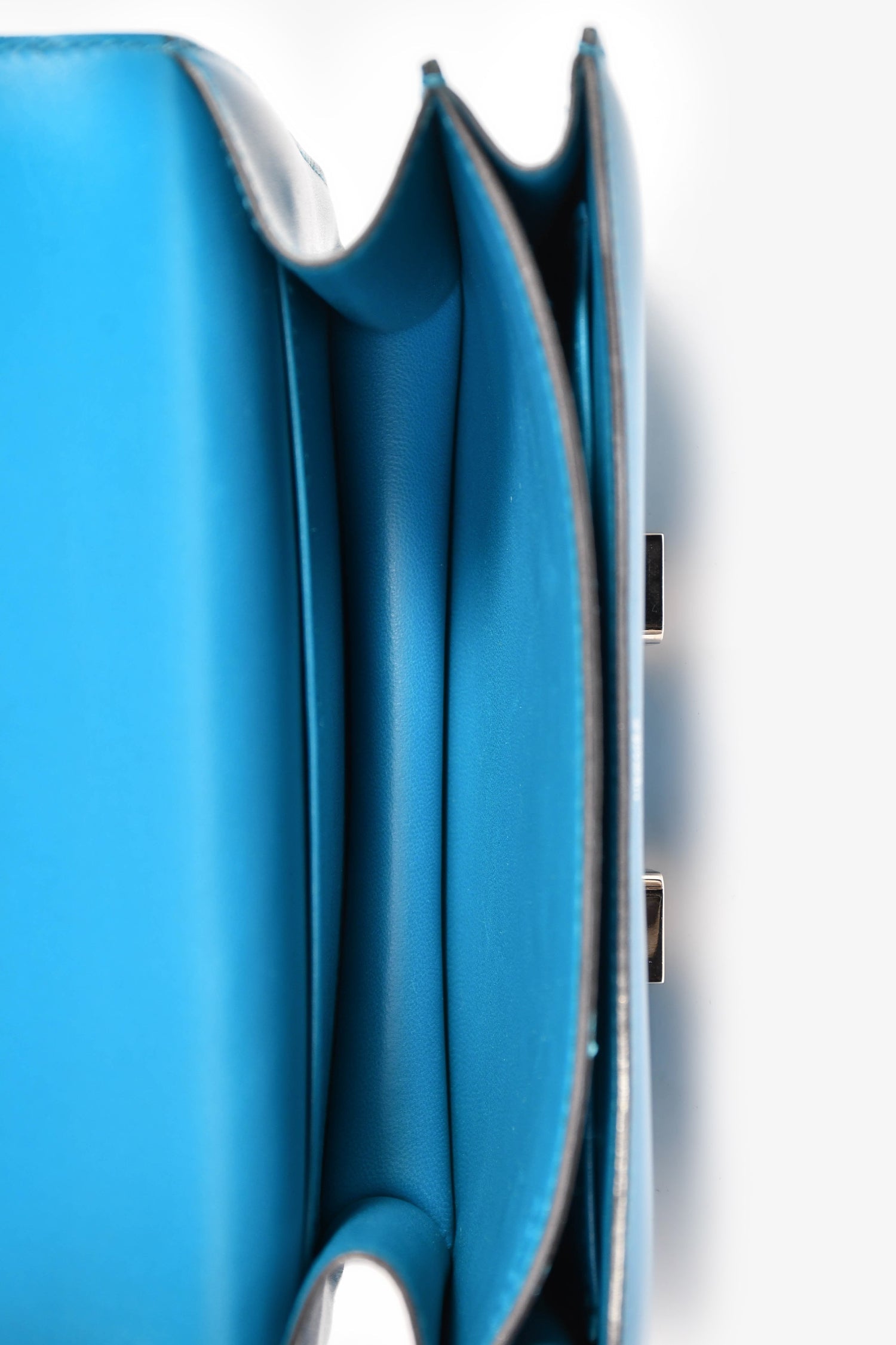 Hermès 2017 Bleu Izmir Tadelakt Leather Constance 18