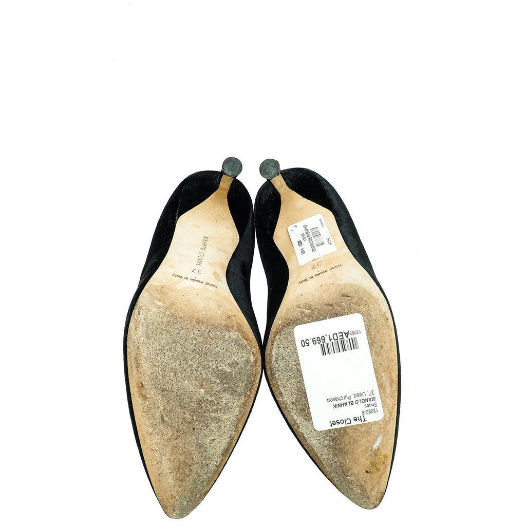 Manolo Blahnik Black Velvet Hangisi Pump 37