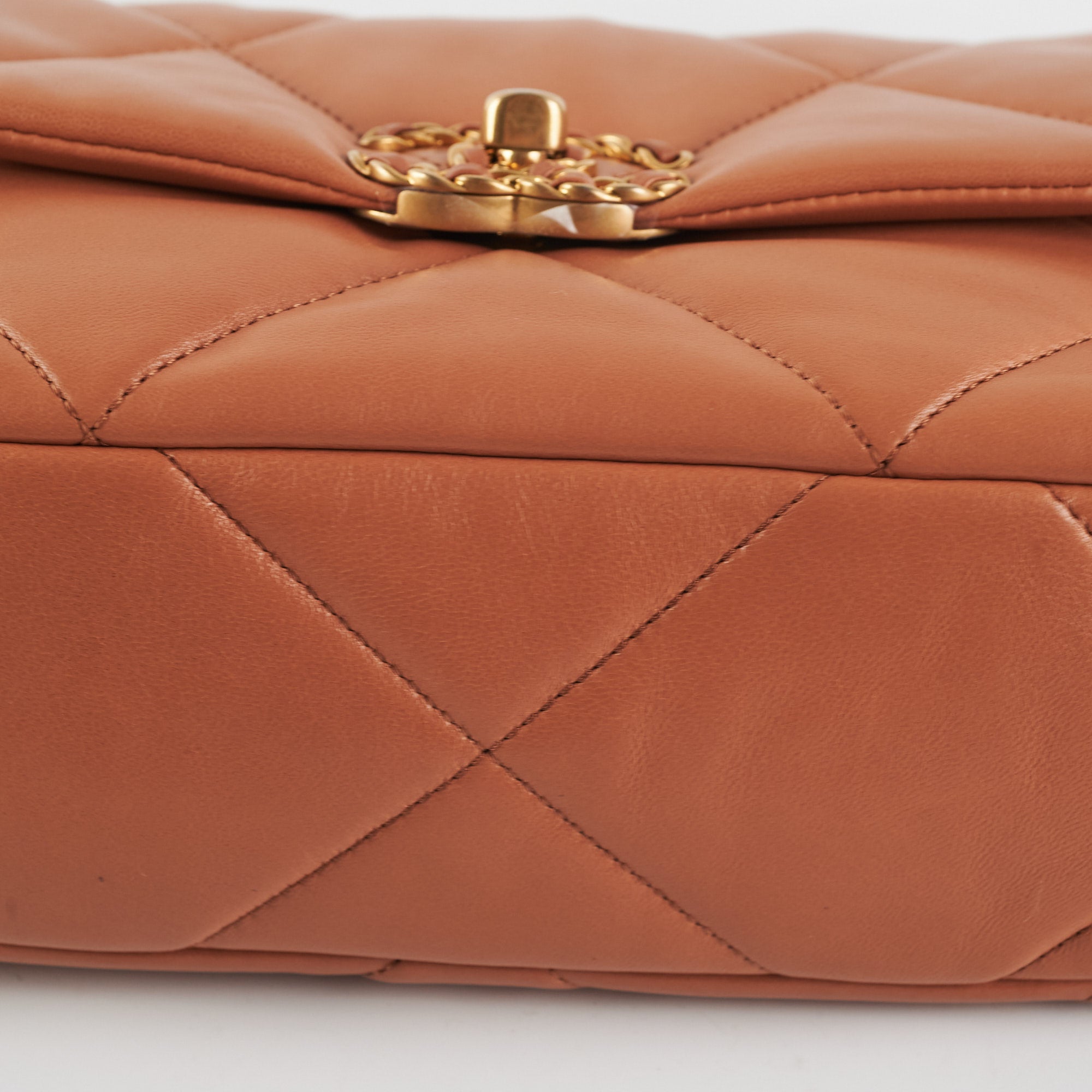 Chanel 19 Small Caramel 21P (Microchip)