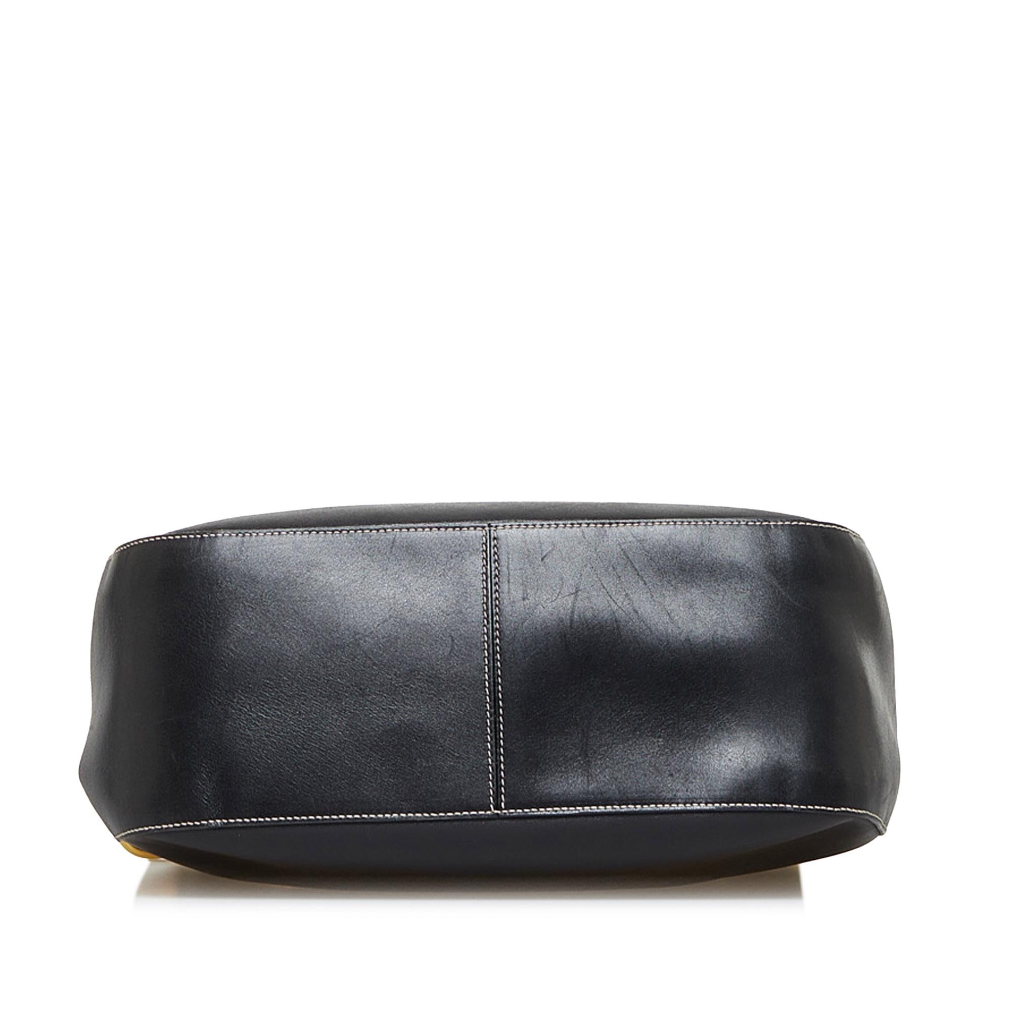 Prada Vitello Daino Shoulder Bag (SHG-vBfZS8)