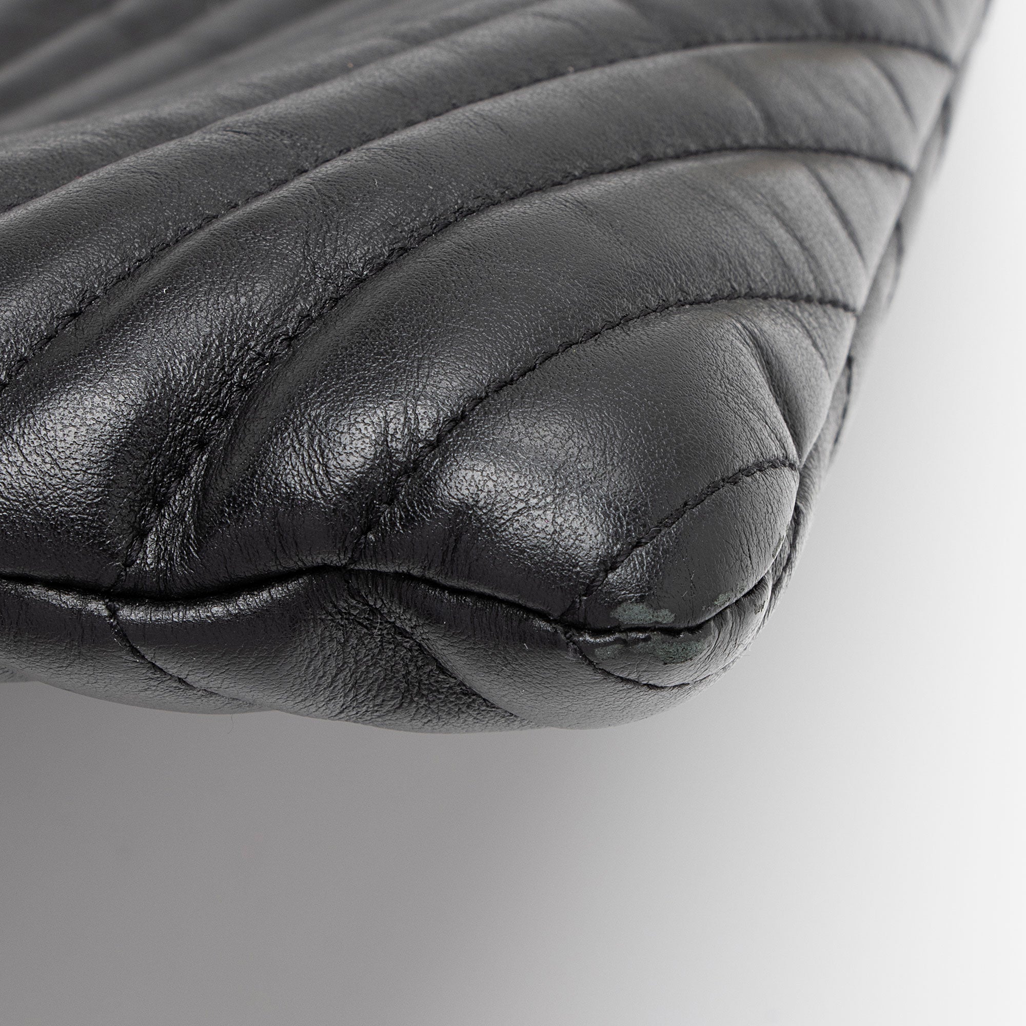 Saint Laurent Matelasse Calfskin Monogram Large Wristlet (SHF-Cxxp2w)