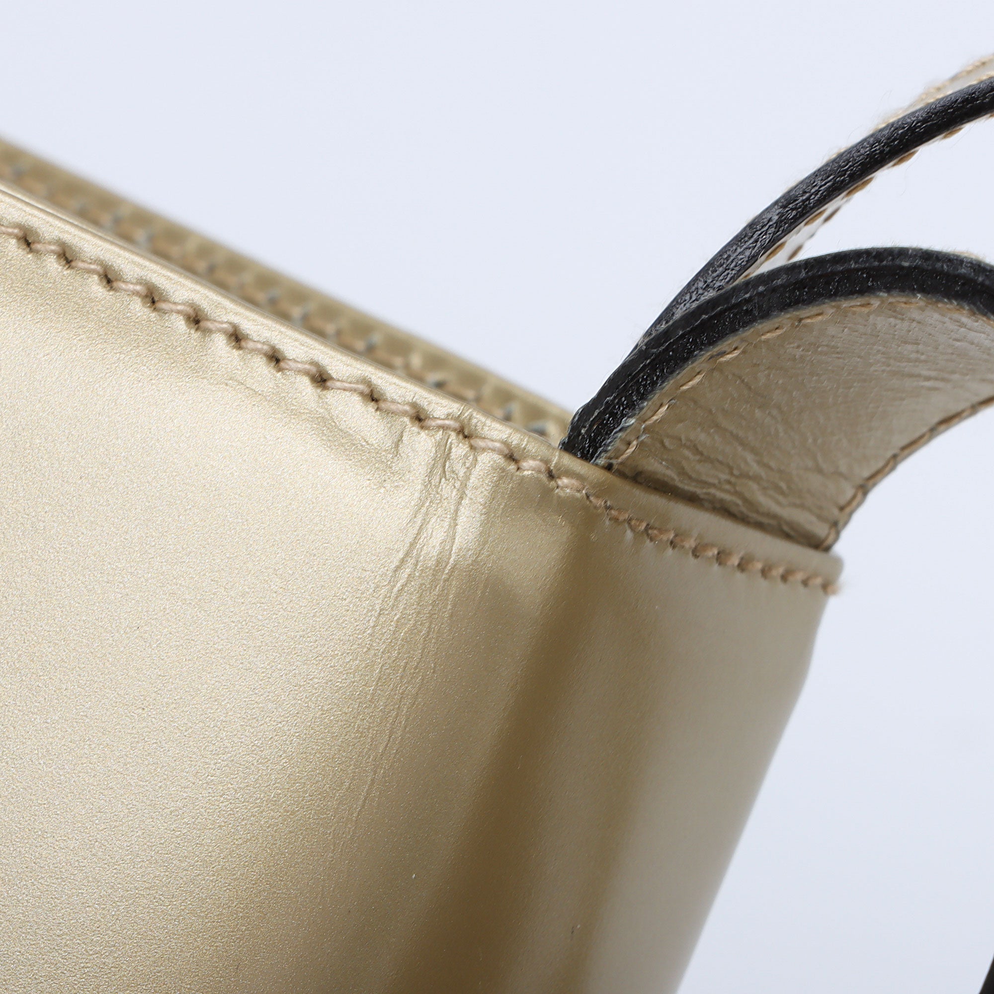 Salvatore Ferragamo Metallic Patent Leather Vara Crossbody Bag (SHF-u2KC7g)