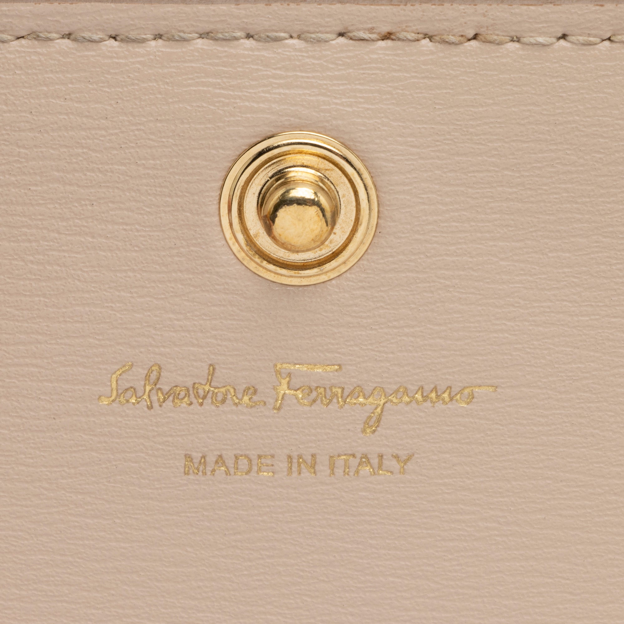 Salvatore Ferragamo Smooth Calfskin Gancio Chain Wallet (SHF-23747)