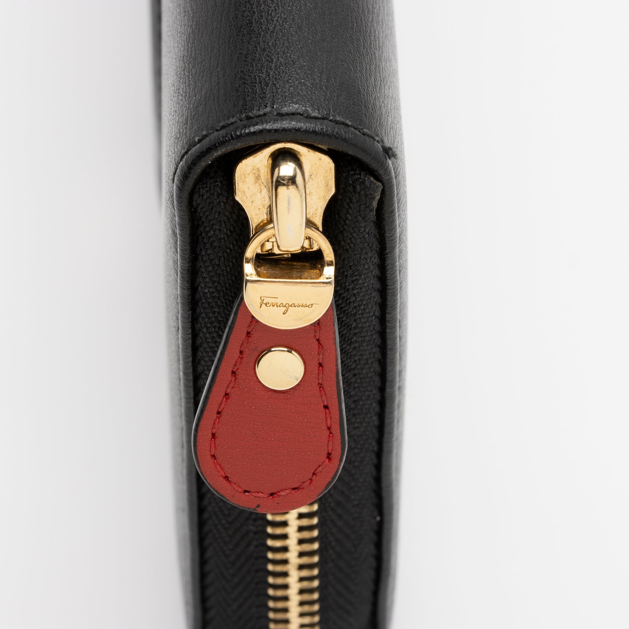 Salvatore Ferragamo Smooth Calfskin Gancio Zip Around Continental Wallet (SHF-9rd3fI)