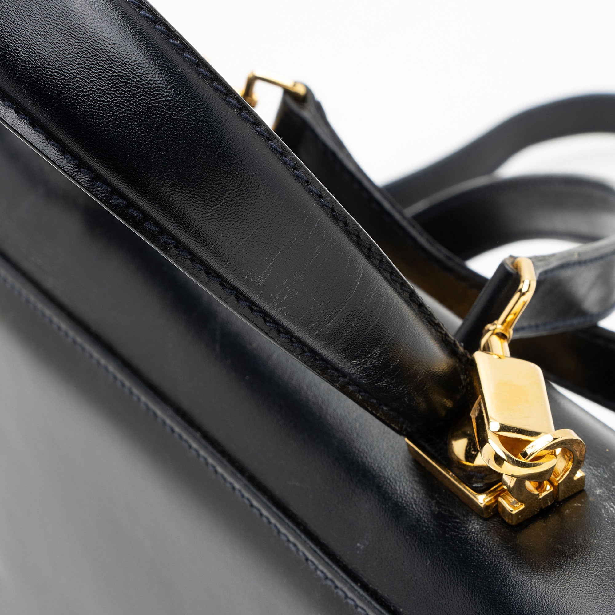 Salvatore Ferragamo Vintage Calfskin Gancini Top Handle (SHF-MXCzTv)