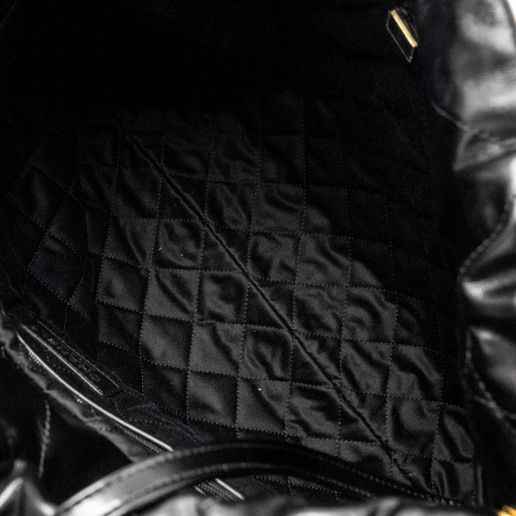 Chanel Medium 22 Bag Shiny Calfskin Black  (microchip)