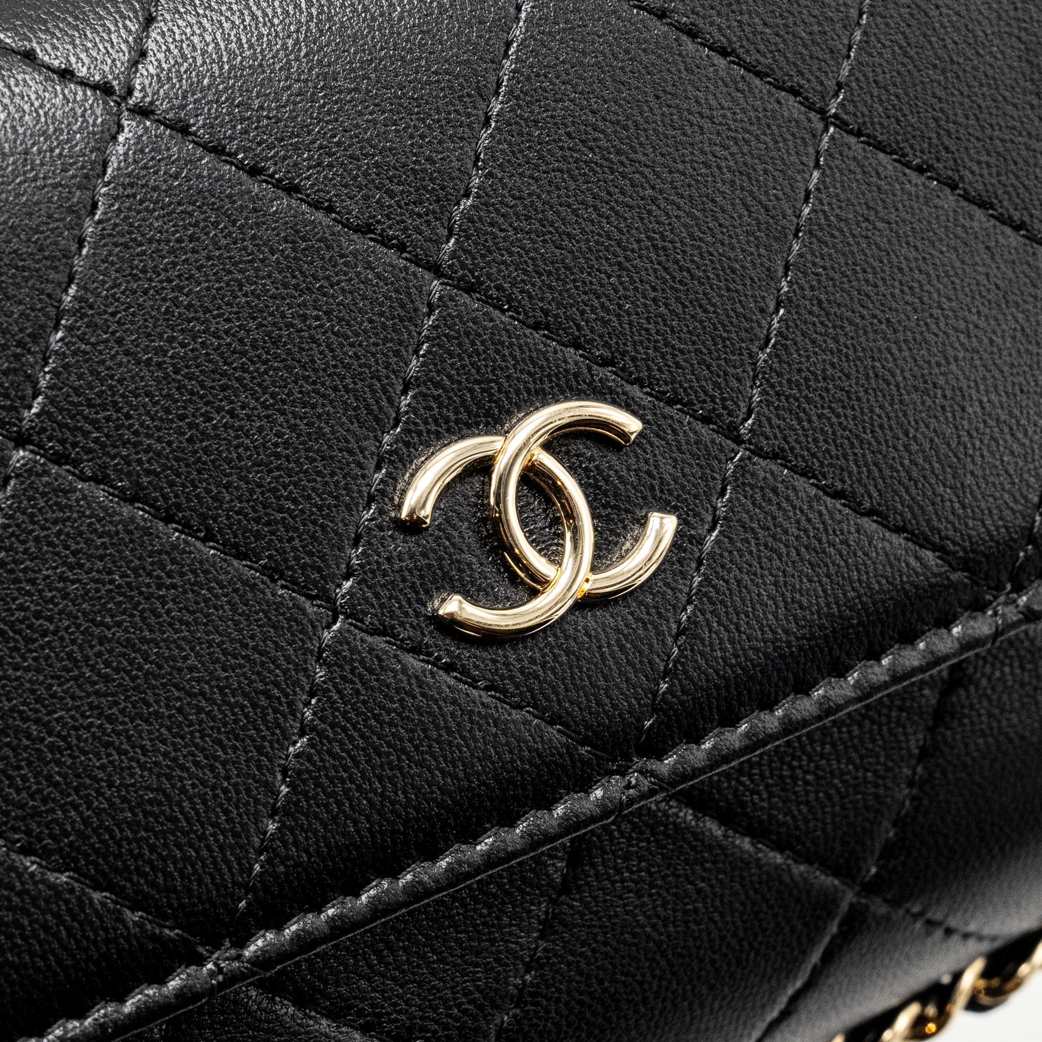 Chanel 22A Phone Case/Mini Wallet on Chain Lambskin Black L (Microchip)
