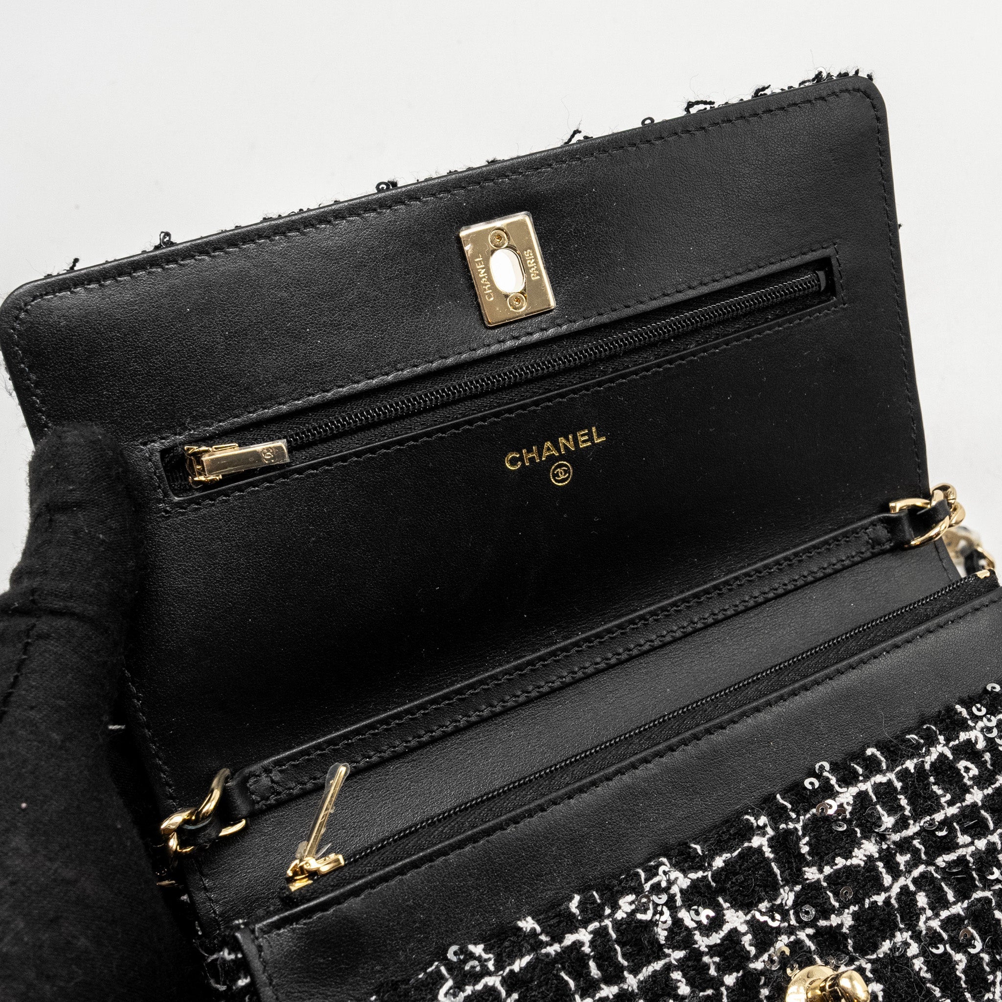 Chanel 24p Detail Chains Wallet On Chain Tweed/Sequins Black/White L (Microchip)