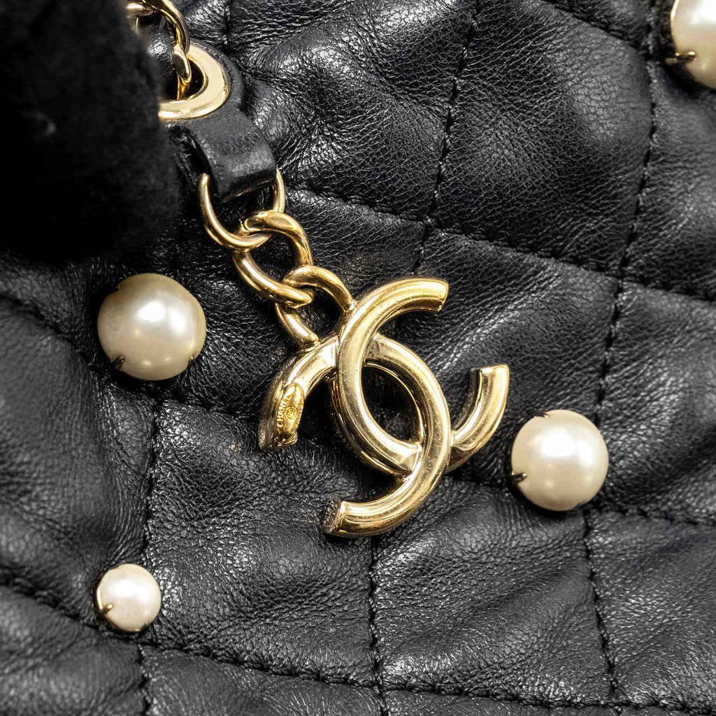 CHANEL 21S Quilted Mini About Pearls Bucket Bag Lambskin Black L