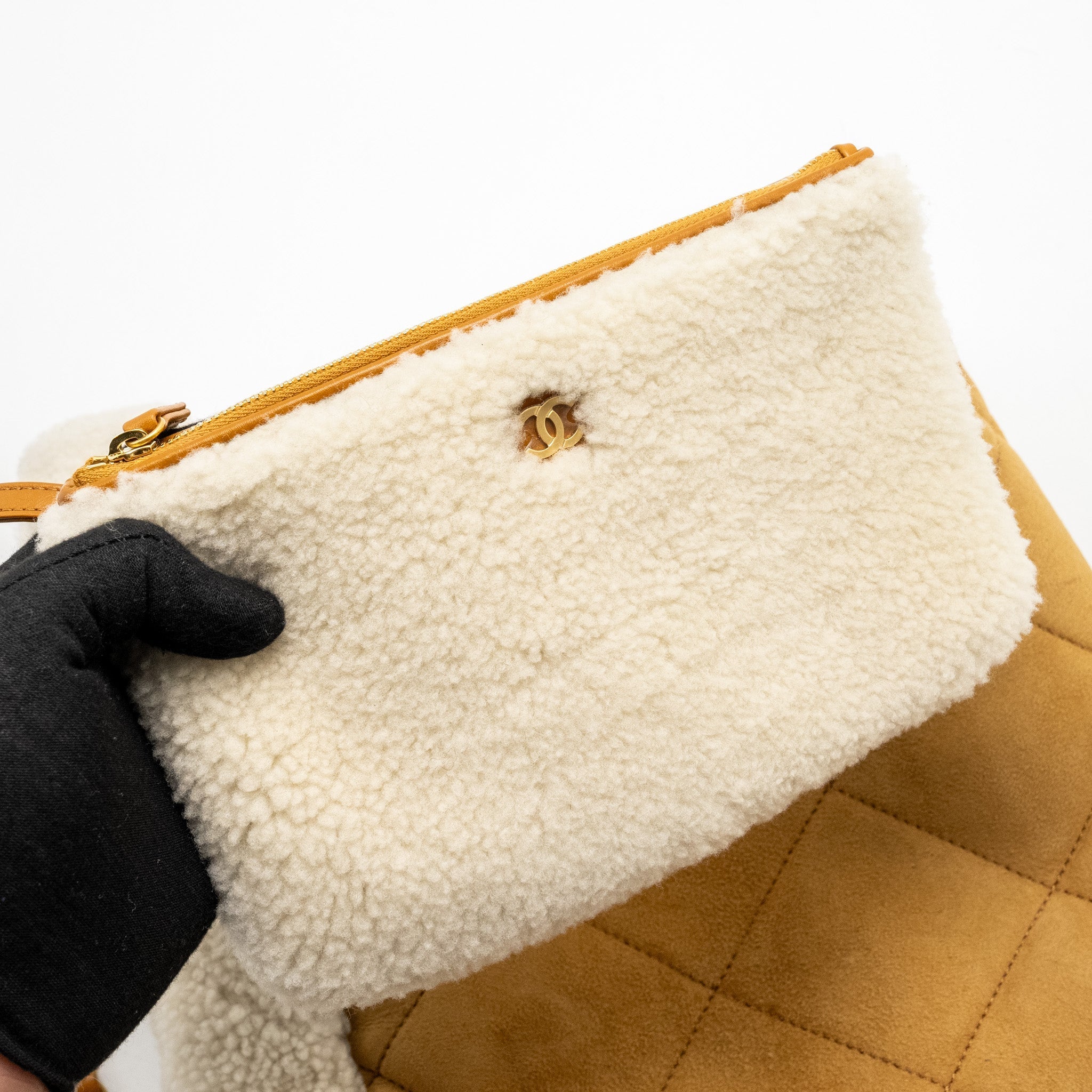 Chanel Medium 22 bag Quilted Shearling Suede Camel  (microchip)