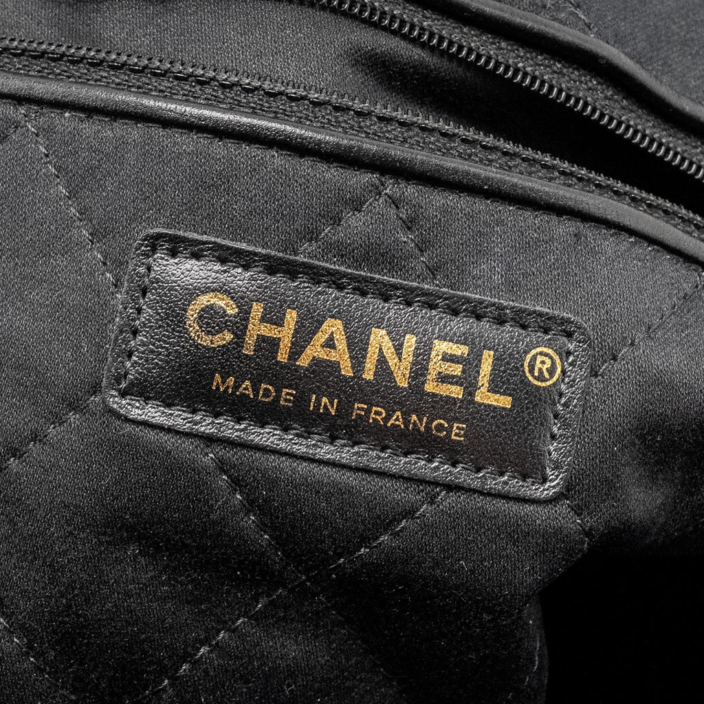 Chanel Medium 22 Bag Shiny Calfskin BLACK  (Microchip)