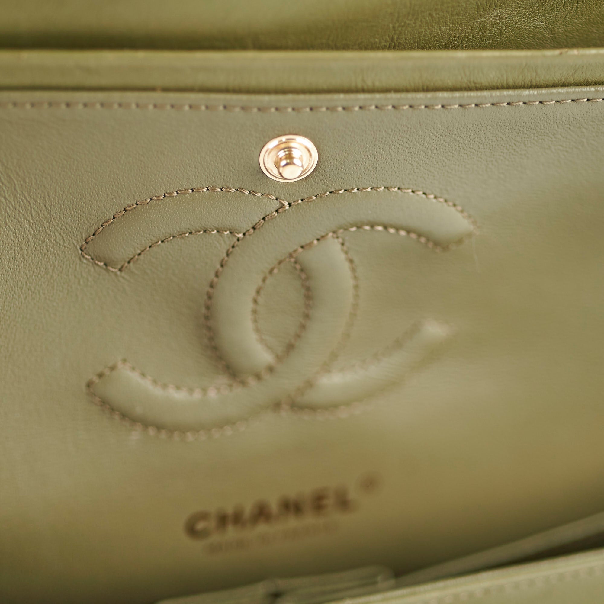 Chanel Chevron M/L Classic Flap Khaki22394 Chanel Chevron M/L Classic Flap Khaki