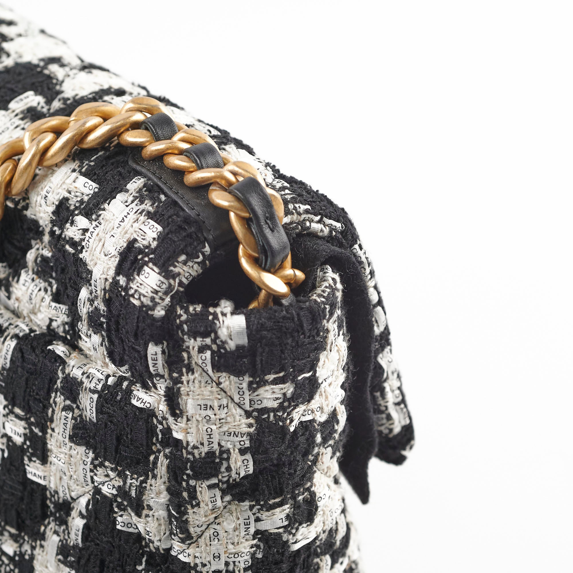 Chanel 19 Tweed Medium 2020