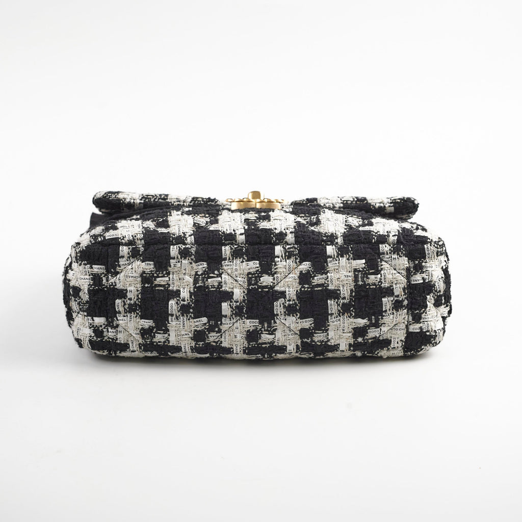 Chanel 19 Tweed Medium 2020