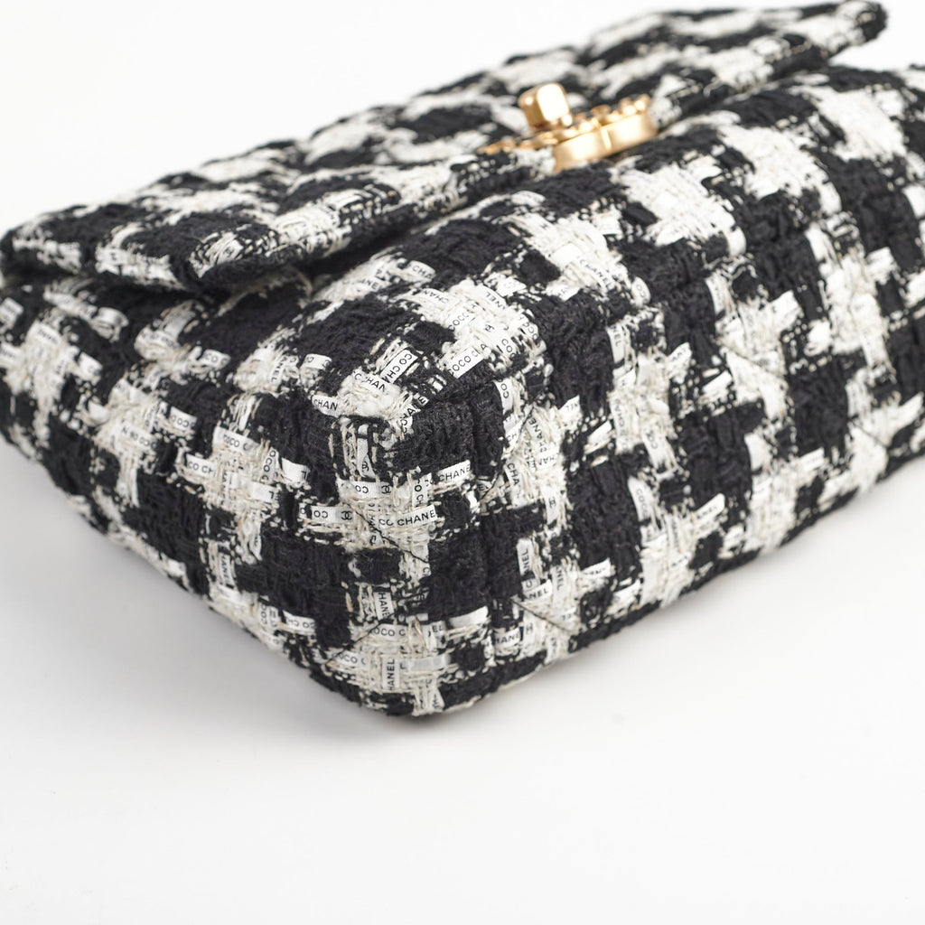 Chanel 19 Tweed Medium 2020