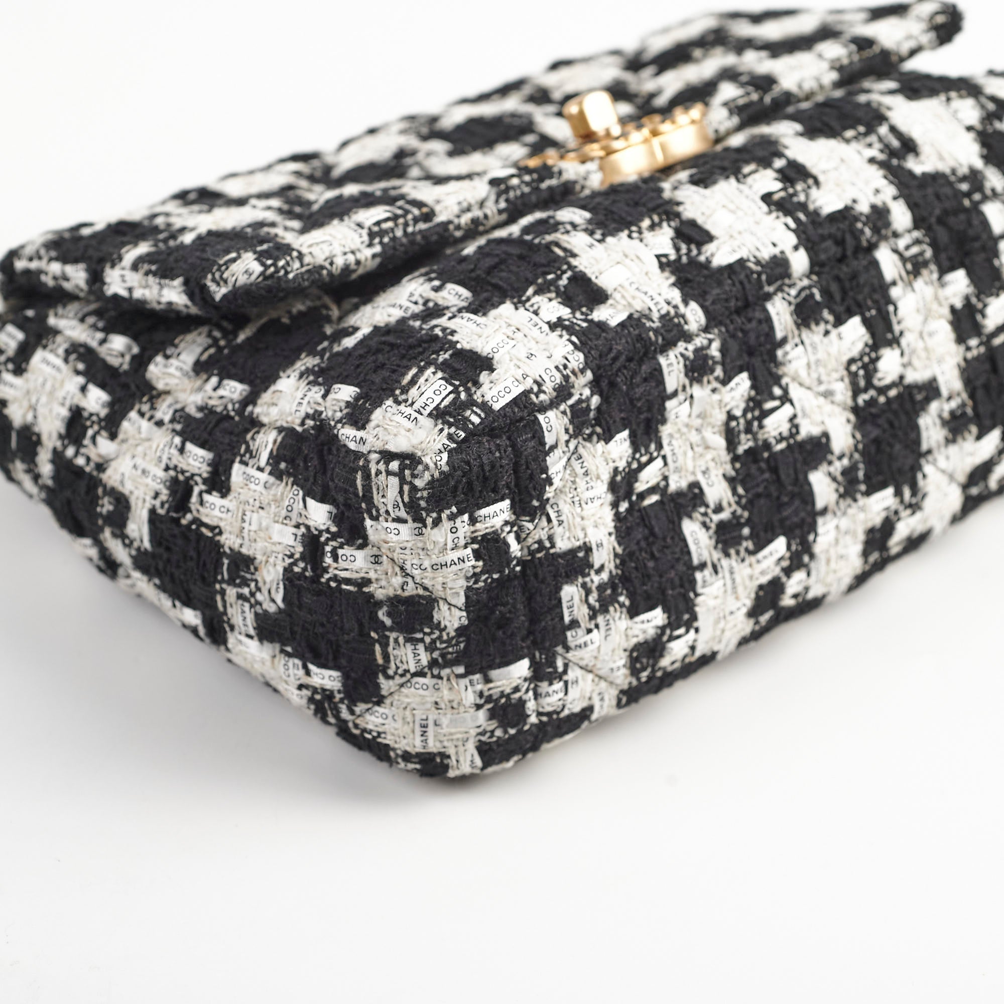 Chanel 19 Tweed Medium 2020