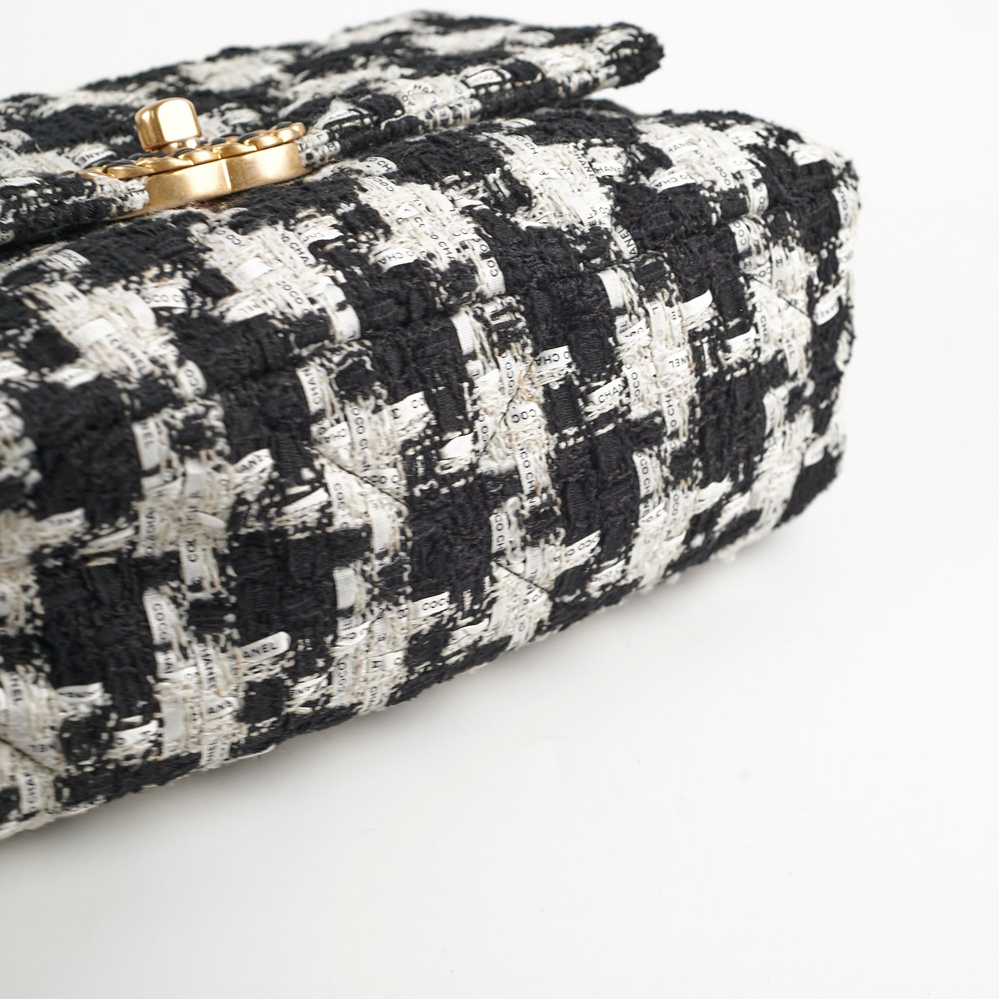 Chanel 19 Tweed Medium 2020