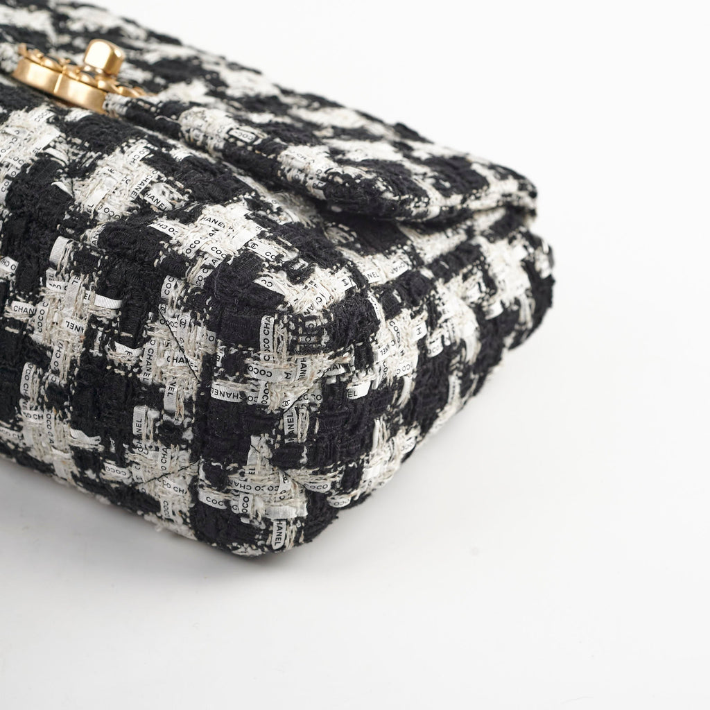 Chanel 19 Tweed Medium 2020